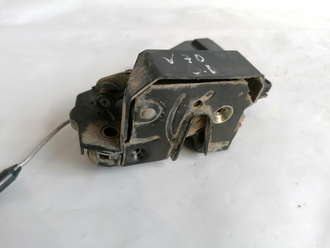 Aizmugurējo labo durvju slēdzene priekš VOLVO V70 2000 2 Aizmugurējo labo durvju slēdzene priekš VOLVO V70 2000