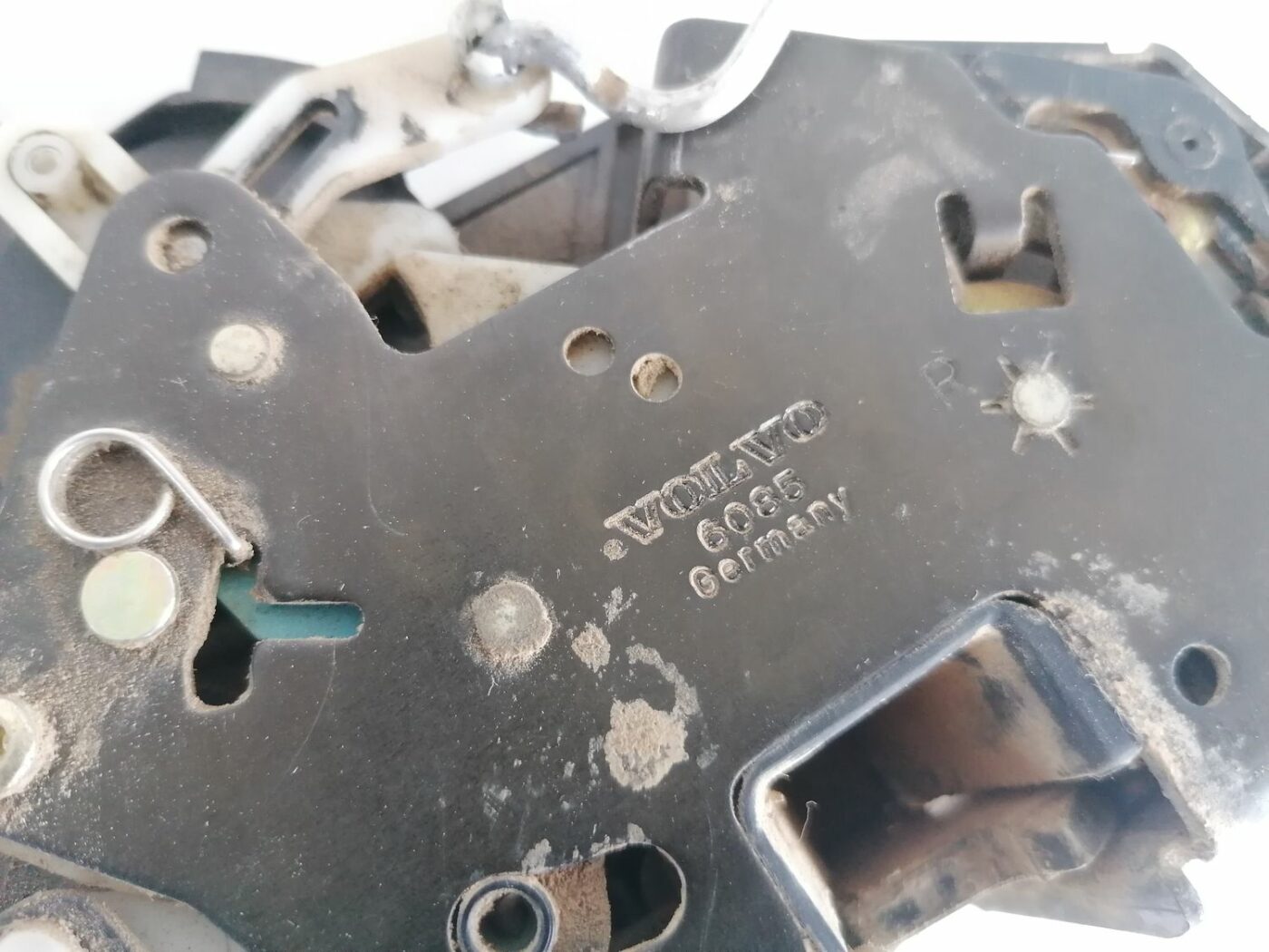 Aizmugurējo labo durvju slēdzene priekš VOLVO V70 2000 4 Aizmugurējo labo durvju slēdzene priekš VOLVO V70 2000