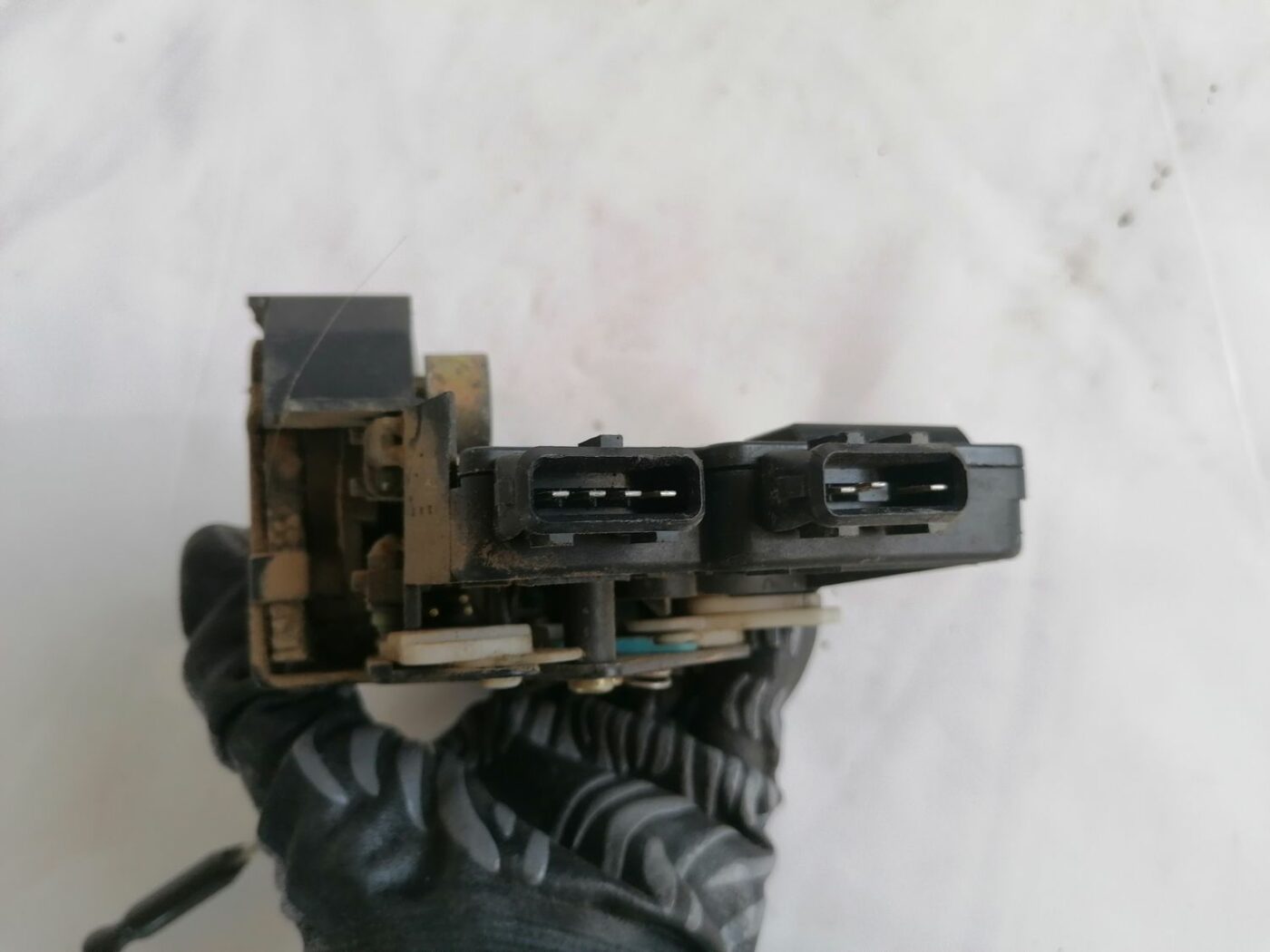 Aizmugurējo labo durvju slēdzene priekš VOLVO V70 2000 3 Aizmugurējo labo durvju slēdzene priekš VOLVO V70 2000