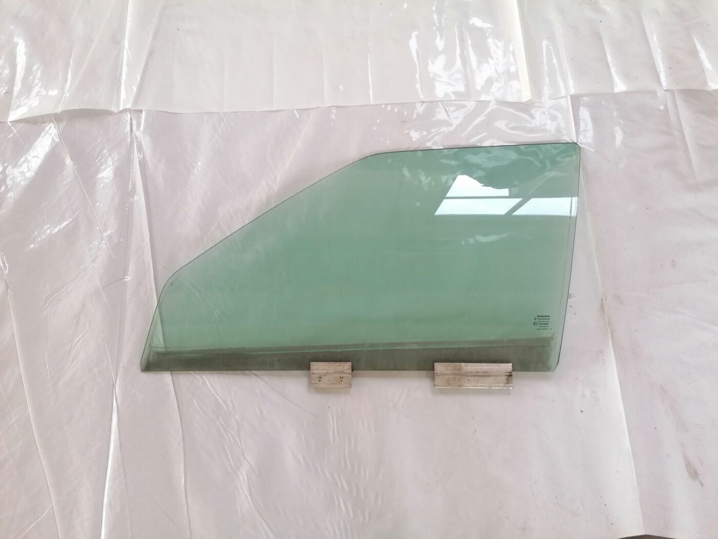 Priekšējo kreiso durvju stikls priekš VOLVO V70 2000