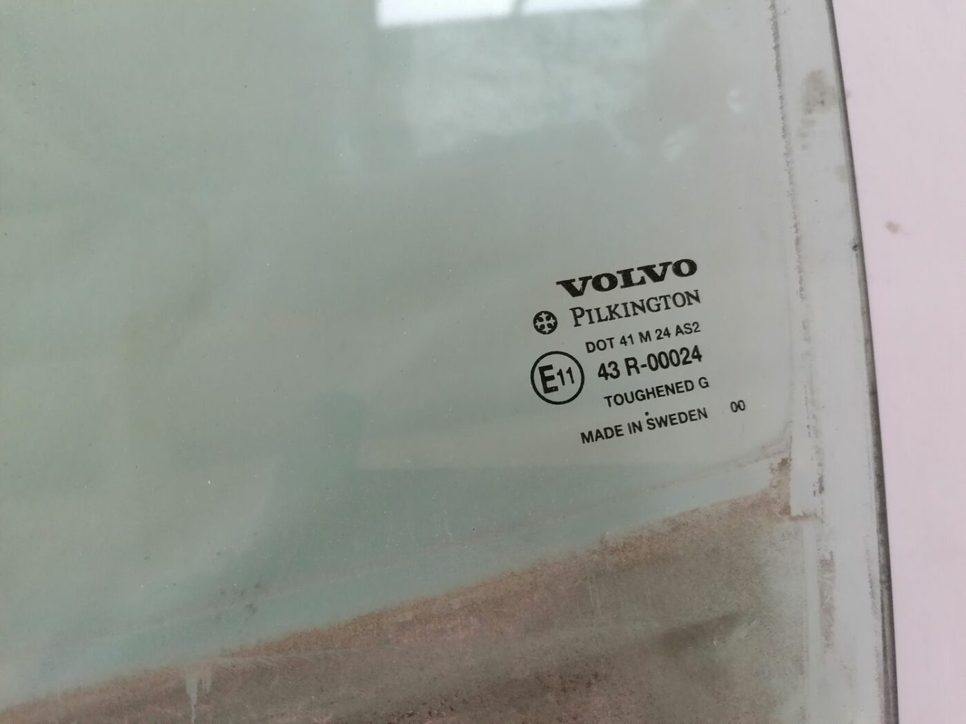 Priekšējo kreiso durvju stikls priekš VOLVO V70 2000