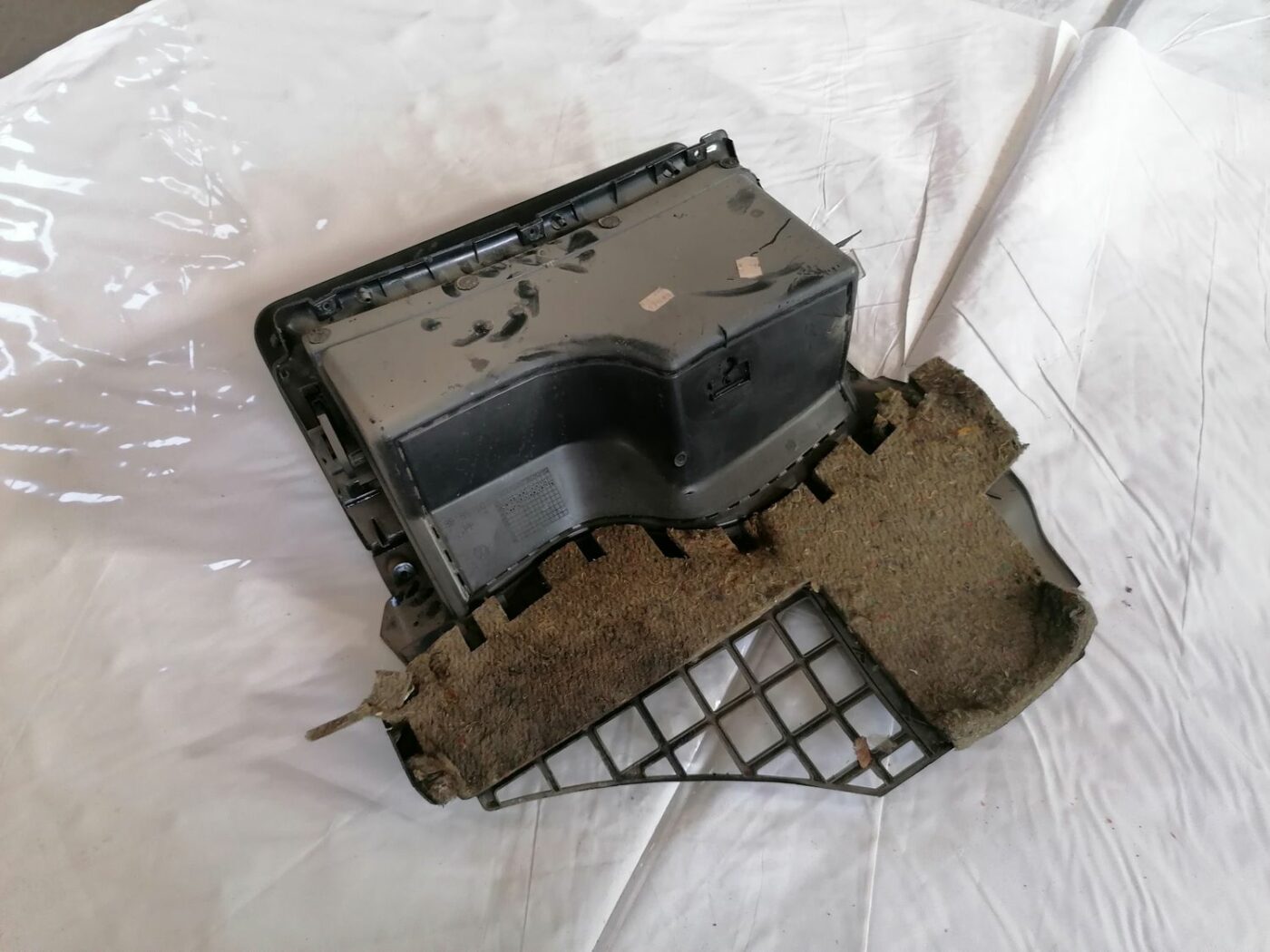 Mantu glabāšanas nodalījums pasažiera pusē priekš VW PASSAT 2003 UNIVERSAL BLUE 5 Mantu glabāšanas nodalījums pasažiera pusē priekš VW PASSAT 2003 UNIVERSAL BLUE