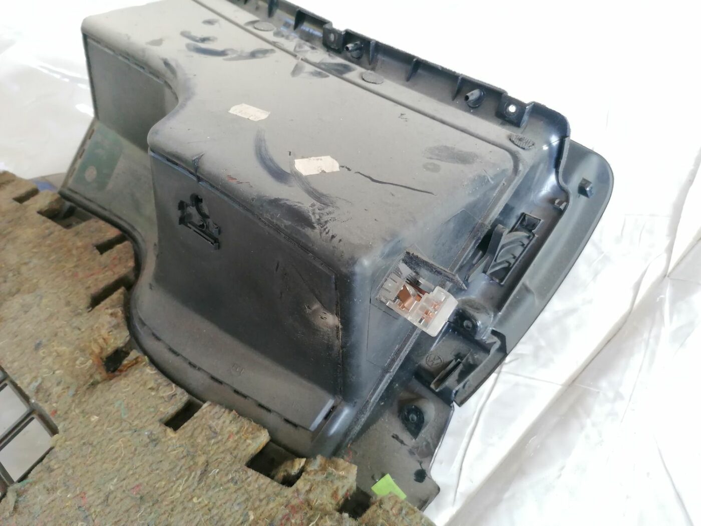 Mantu glabāšanas nodalījums pasažiera pusē priekš VW PASSAT 2003 UNIVERSAL BLUE 3 Mantu glabāšanas nodalījums pasažiera pusē priekš VW PASSAT 2003 UNIVERSAL BLUE