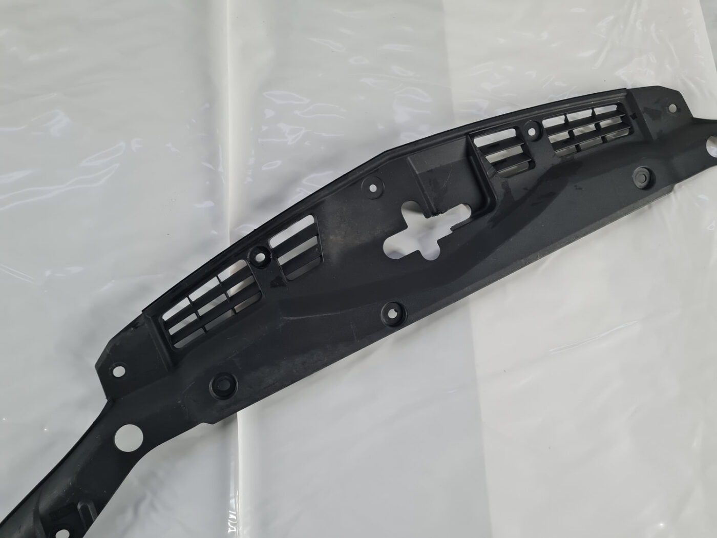 Radiatoru augšēja uzlika priekš HONDA ACCORD 2008 11 Radiatoru augšēja uzlika priekš HONDA ACCORD 2008