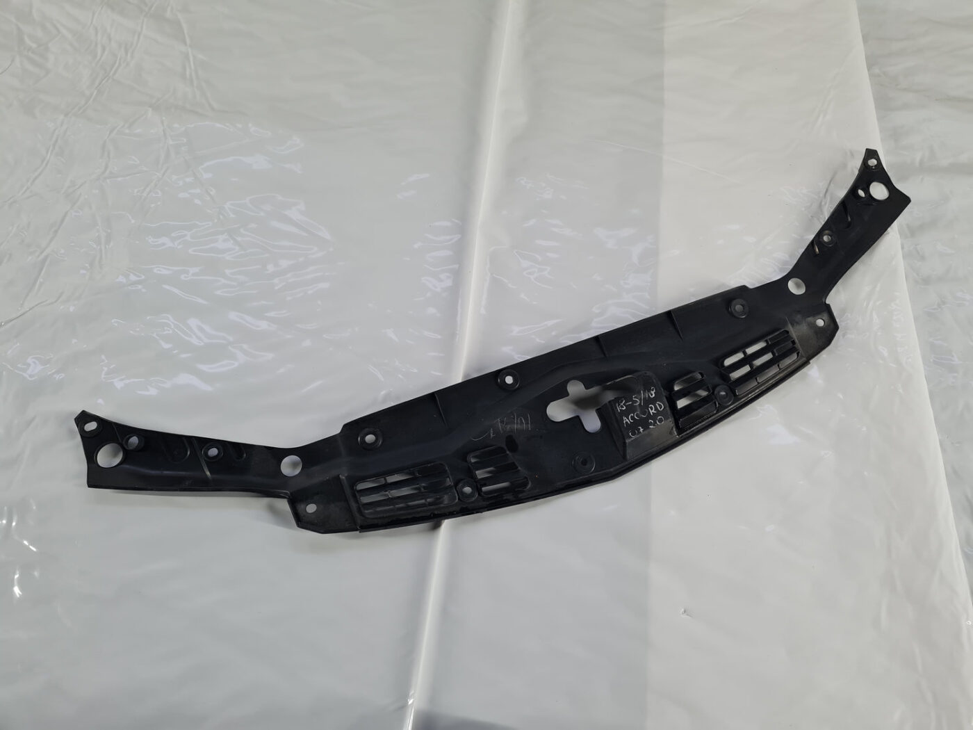 Radiatoru augšēja uzlika priekš HONDA ACCORD 2008 9 Radiatoru augšēja uzlika priekš HONDA ACCORD 2008