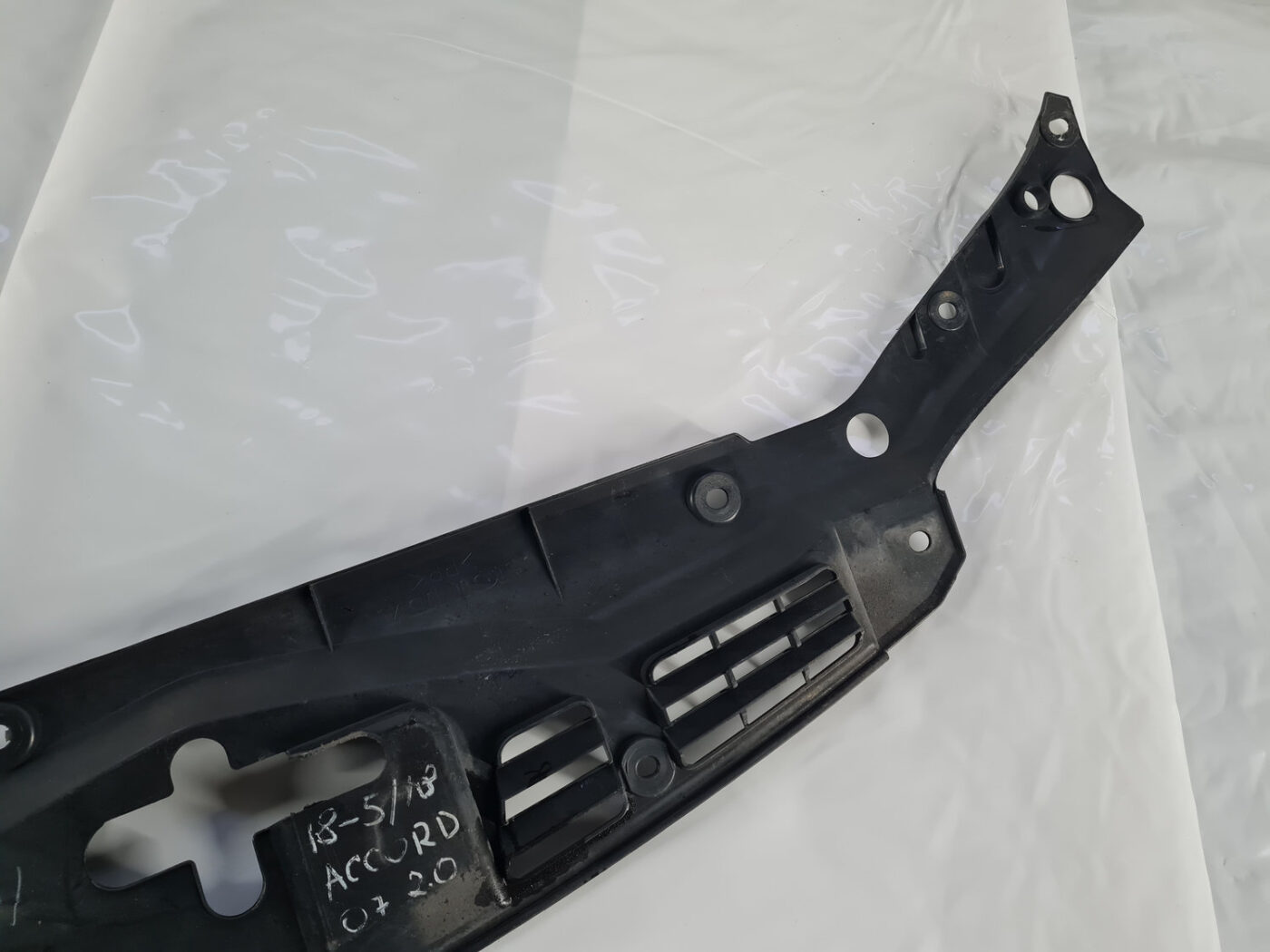 Radiatoru augšēja uzlika priekš HONDA ACCORD 2008 5 Radiatoru augšēja uzlika priekš HONDA ACCORD 2008