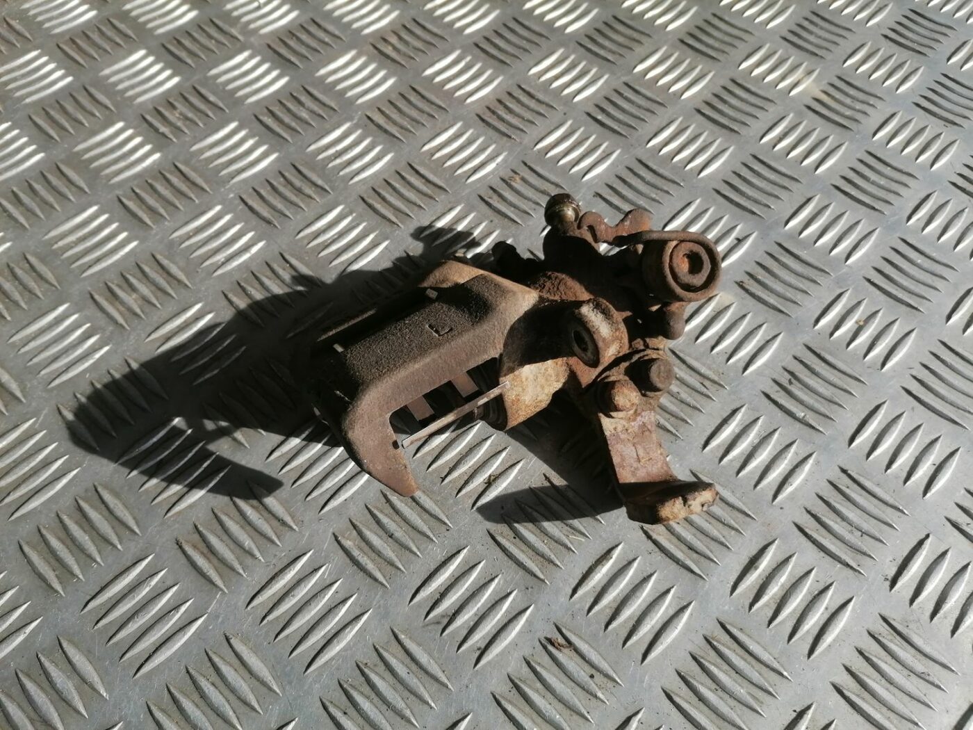 Aizmugurējais kreisais suports priekš HONDA CIVIC 2004