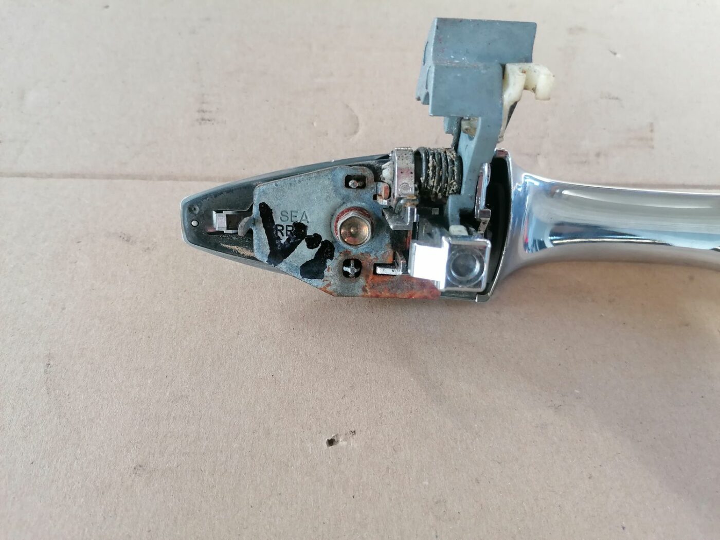 Aizmugurējais kreisais durvju rokturis priekš HONDA ACCORD 2003 SILVER 5 Aizmugurējais kreisais durvju rokturis priekš HONDA ACCORD 2003 SILVER