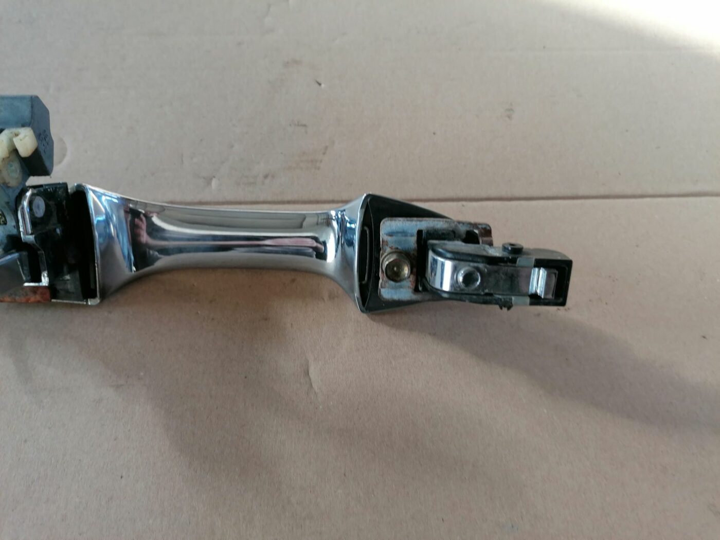 Aizmugurējais kreisais durvju rokturis priekš HONDA ACCORD 2003 SILVER 4 Aizmugurējais kreisais durvju rokturis priekš HONDA ACCORD 2003 SILVER