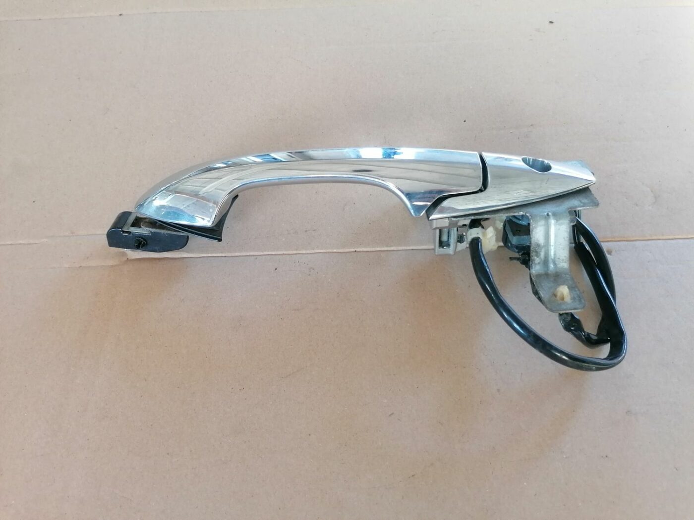 Priekšējāis kreisais durvju rokturis priekš HONDA ACCORD 2003 SILVER 2 Priekšējāis kreisais durvju rokturis priekš HONDA ACCORD 2003 SILVER