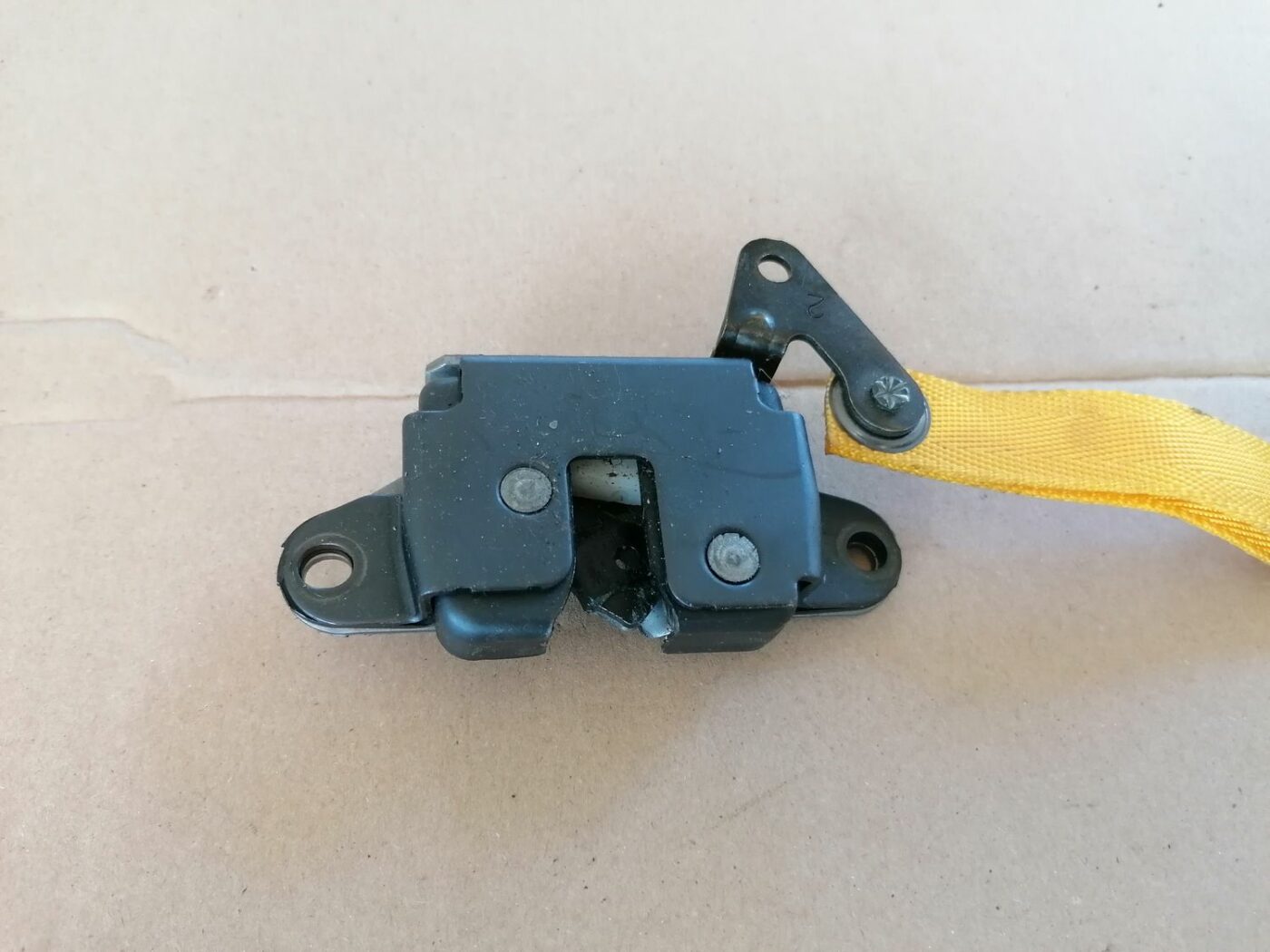 Aizmugurējā sēdekļa slēdzene priekš HONDA ACCORD 2003 SILVER 3 Aizmugurējā sēdekļa slēdzene priekš HONDA ACCORD 2003 SILVER