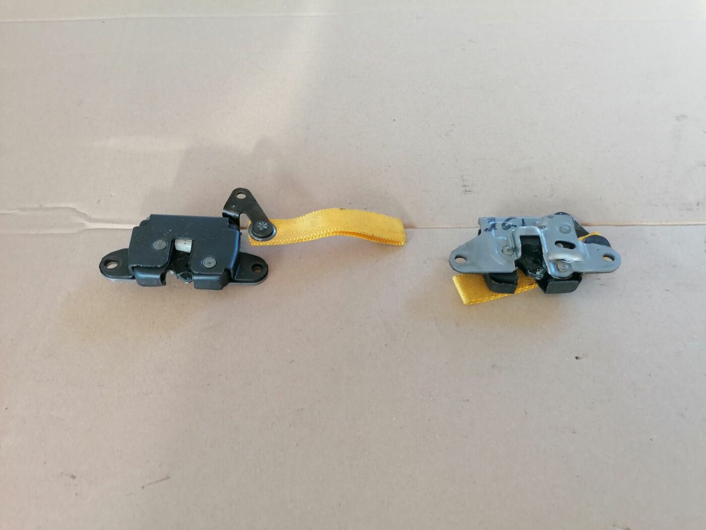 Aizmugurējā sēdekļa slēdzene priekš HONDA ACCORD 2003 SILVER 1 Aizmugurējā sēdekļa slēdzene priekš HONDA ACCORD 2003 SILVER