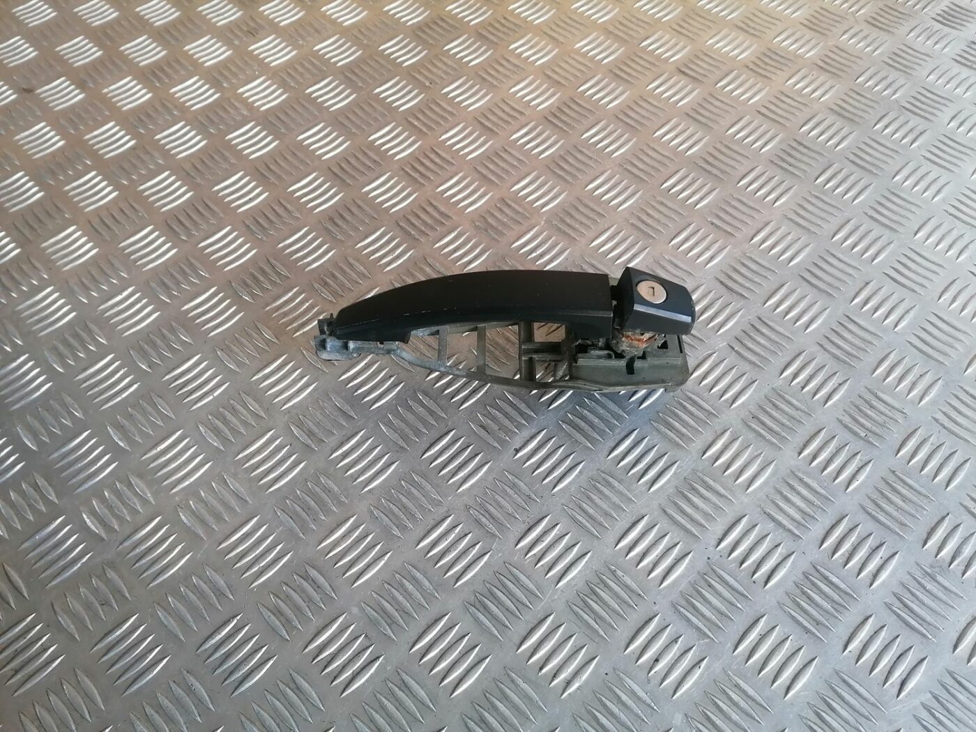 Priekšējāis kreisais durvju rokturis priekš OPEL VECTRA C 2002 1 Priekšējāis kreisais durvju rokturis priekš OPEL VECTRA C 2002