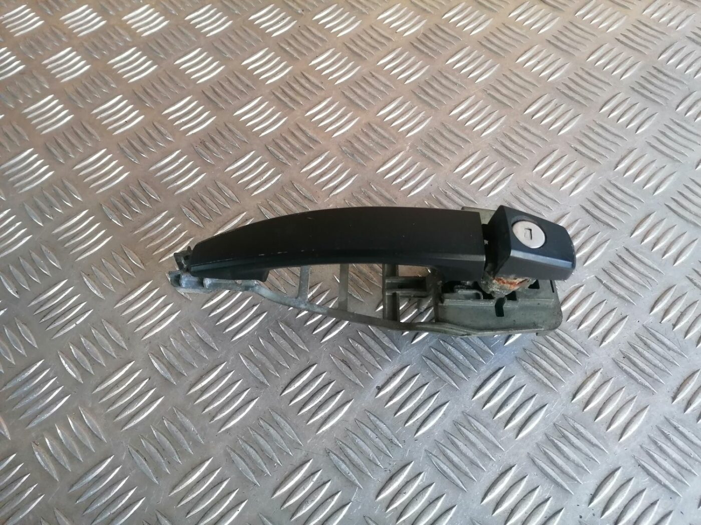 Priekšējāis kreisais durvju rokturis priekš OPEL VECTRA C 2002 2 Priekšējāis kreisais durvju rokturis priekš OPEL VECTRA C 2002