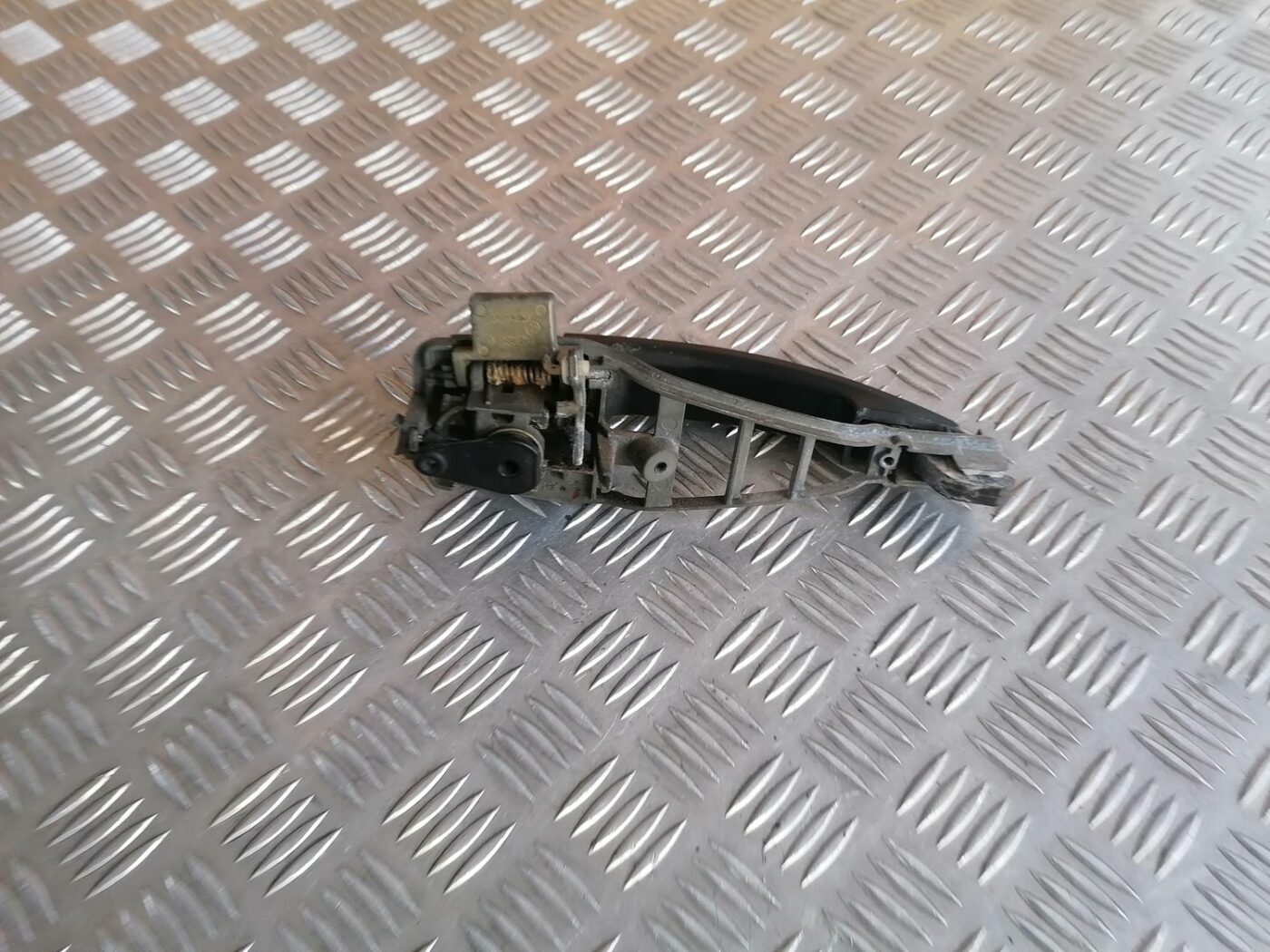 Priekšējāis kreisais durvju rokturis priekš OPEL VECTRA C 2002 4 Priekšējāis kreisais durvju rokturis priekš OPEL VECTRA C 2002