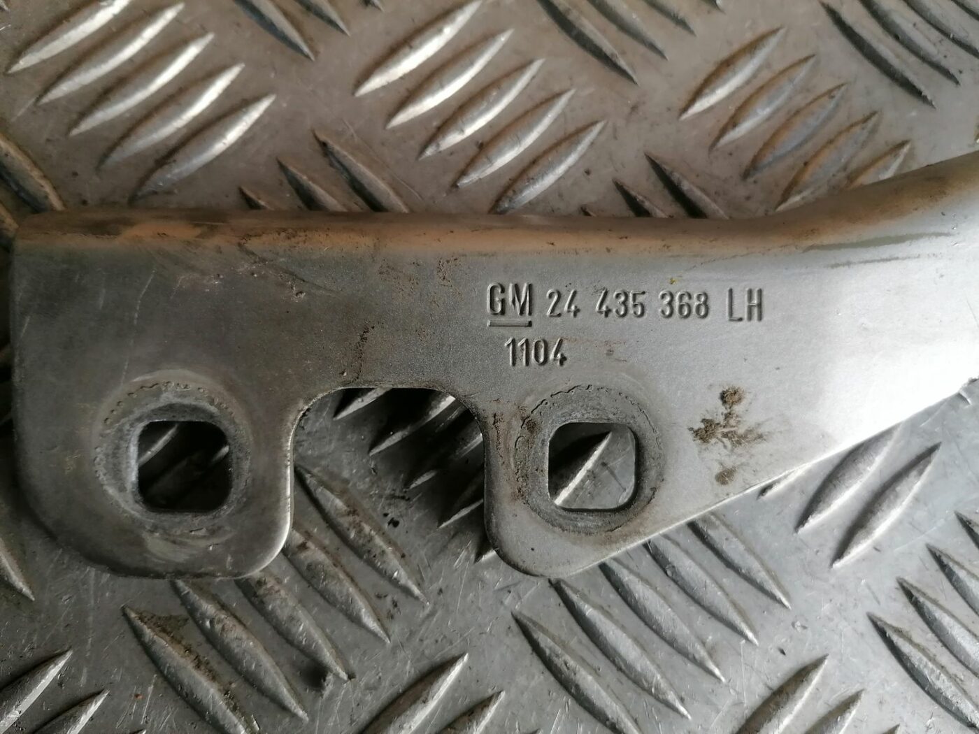 Pārsega eņģe, pa kreisi priekš OPEL VECTRA C 2002 2 Pārsega eņģe, pa kreisi priekš OPEL VECTRA C 2002