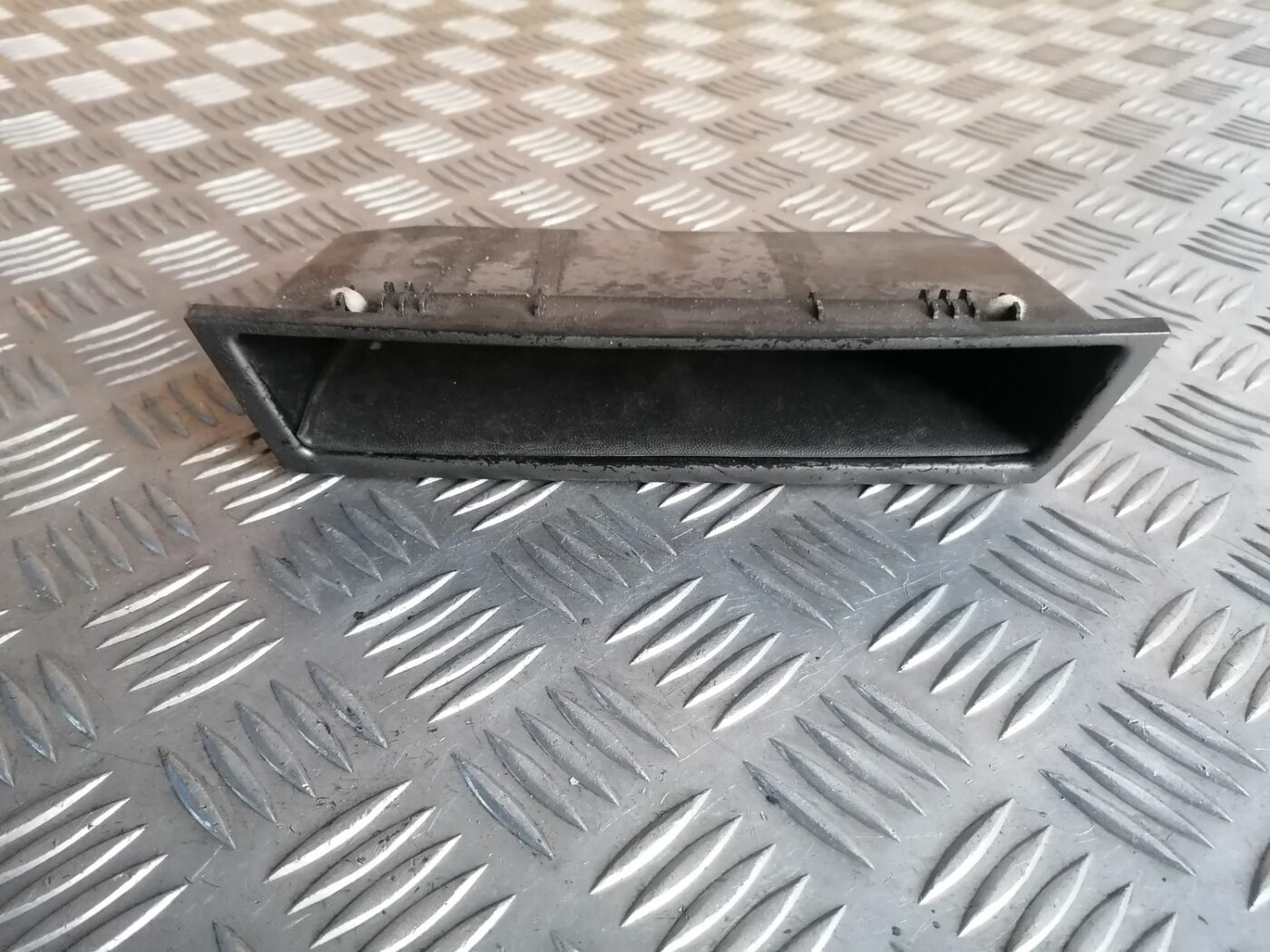 Mantu glabāšanas nodalījums centrā priekš OPEL VECTRA C 2002 2 Mantu glabāšanas nodalījums centrā priekš OPEL VECTRA C 2002