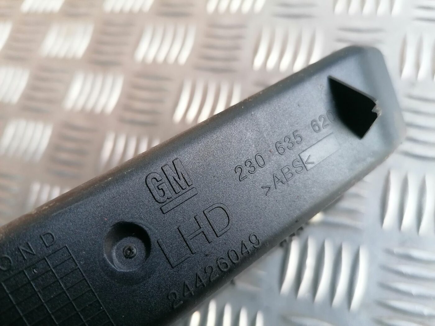 Mantu glabāšanas nodalījums centrā priekš OPEL VECTRA C 2002 3 Mantu glabāšanas nodalījums centrā priekš OPEL VECTRA C 2002