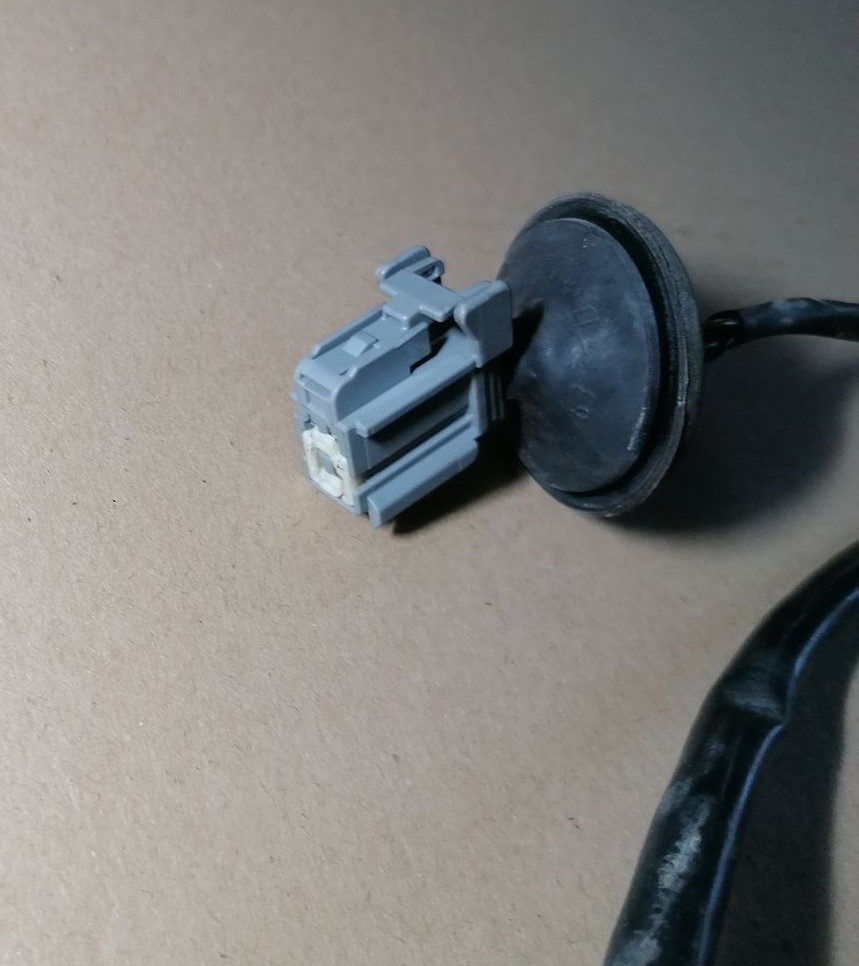 Bagažnieka vāka rokturis priekš VOLVO S60 2004