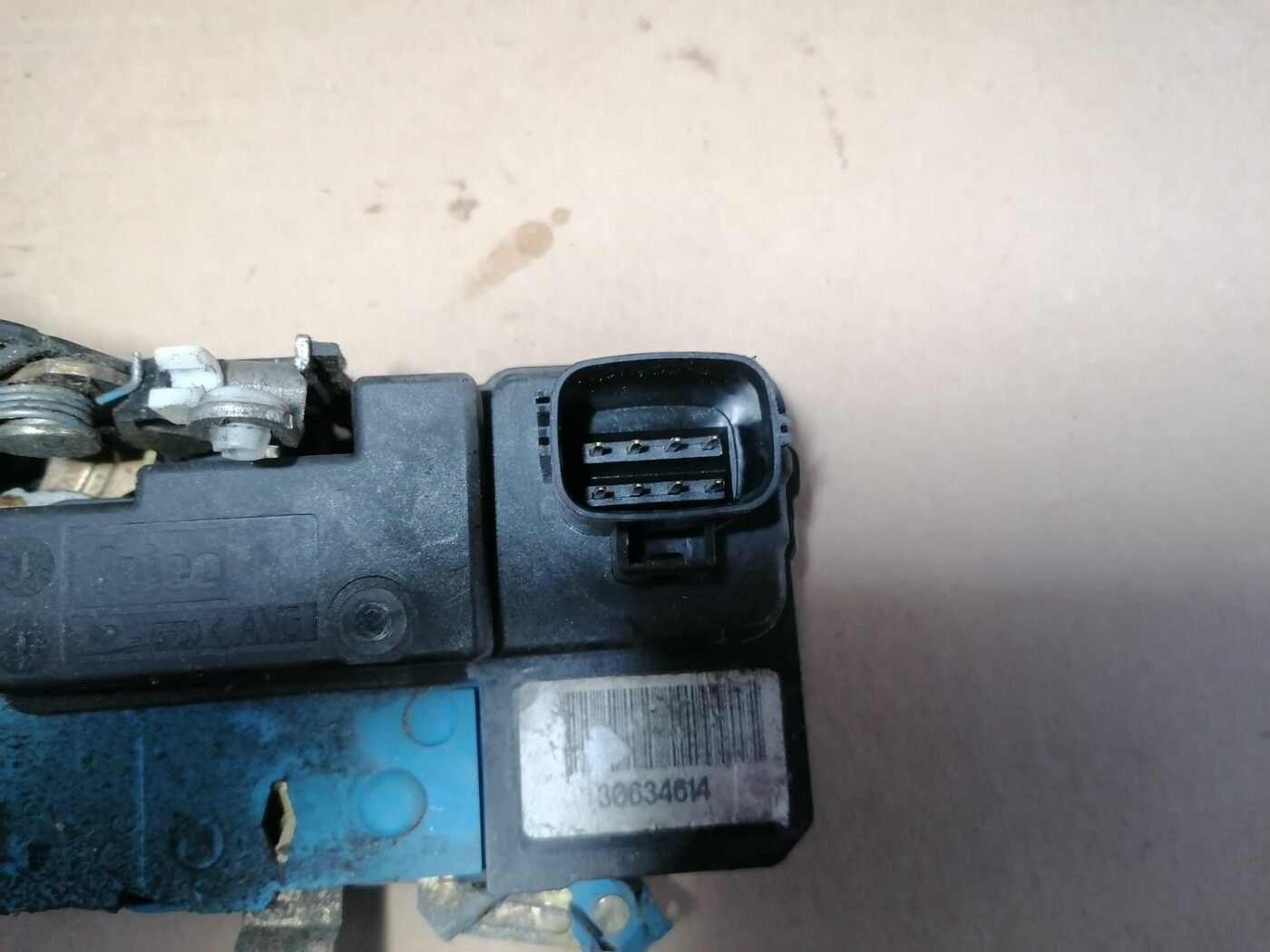 Priekšējo kreiso durvju slēdzene priekš VOLVO S60 2004 5 Priekšējo kreiso durvju slēdzene priekš VOLVO S60 2004