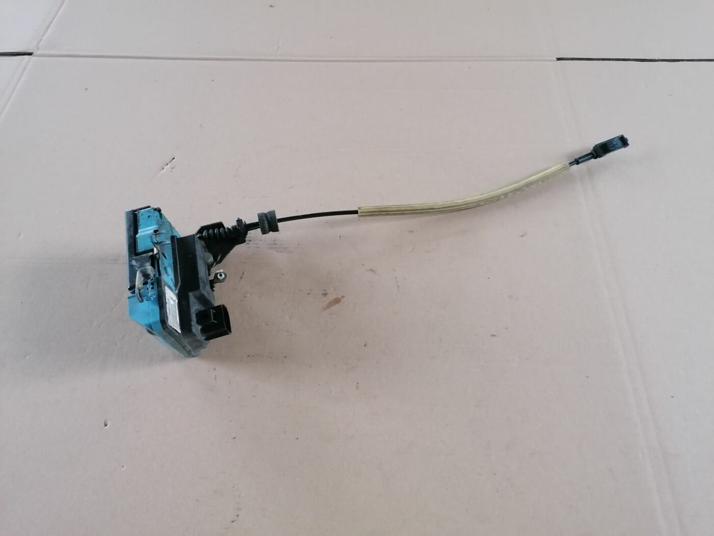 Priekšējo kreiso durvju slēdzene priekš VOLVO S60 2004 4 Priekšējo kreiso durvju slēdzene priekš VOLVO S60 2004