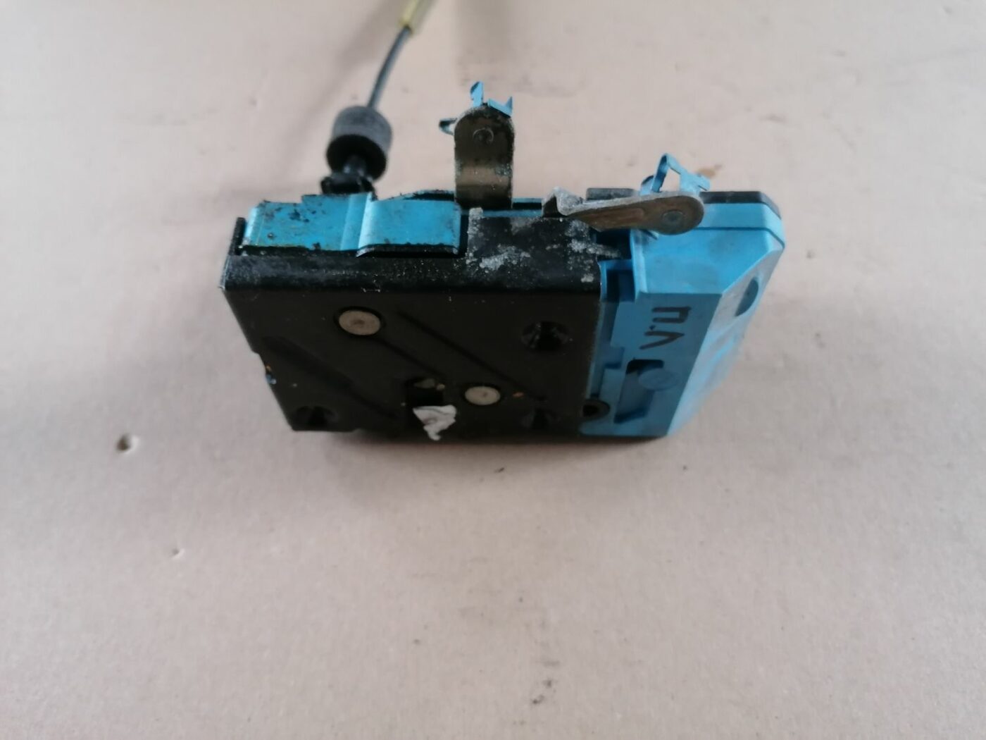 Priekšējo kreiso durvju slēdzene priekš VOLVO S60 2004 3 Priekšējo kreiso durvju slēdzene priekš VOLVO S60 2004