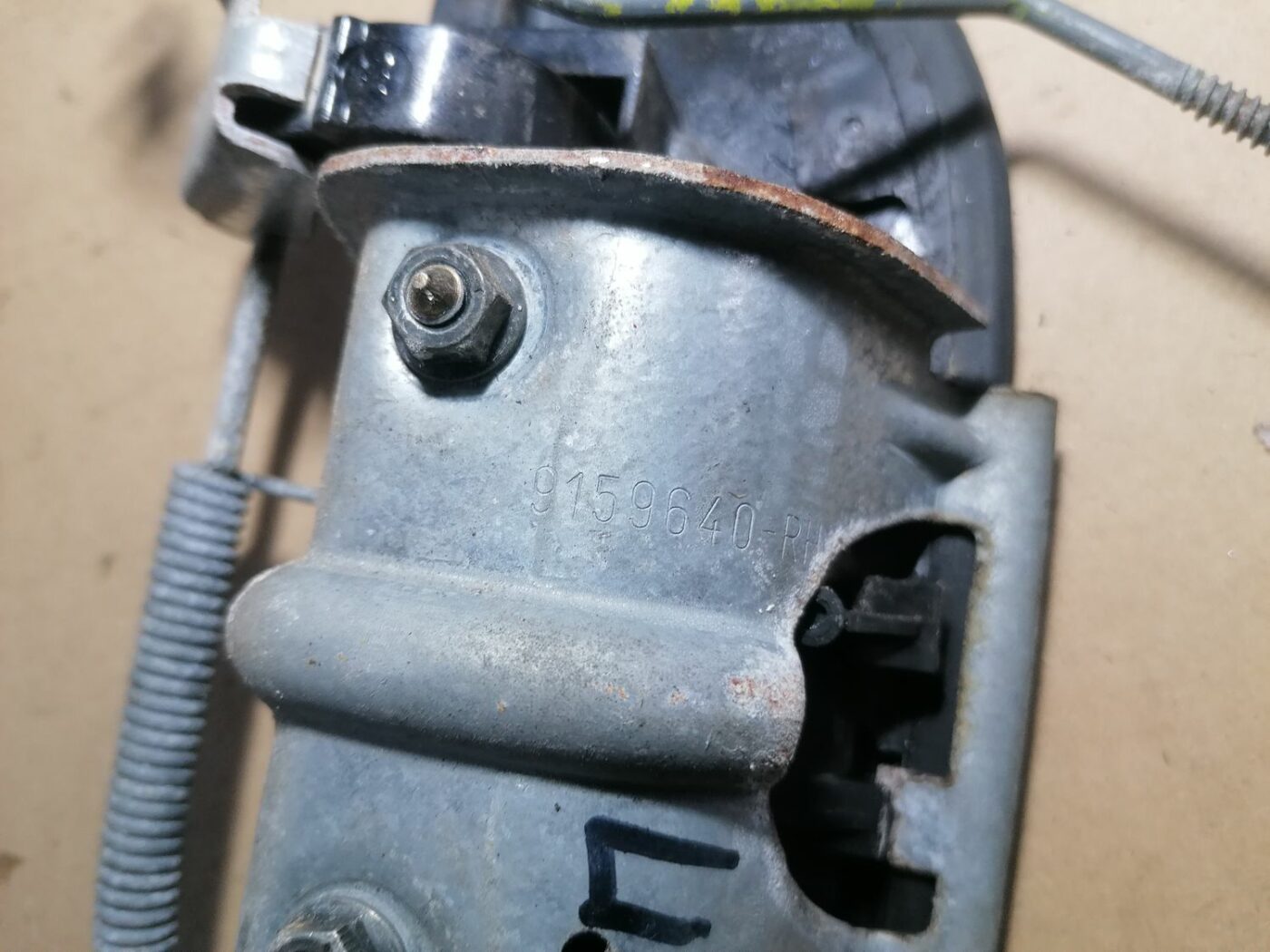 Priekšējāis labais durvju rokturis priekš VOLVO S60 2004 3 Priekšējāis labais durvju rokturis priekš VOLVO S60 2004