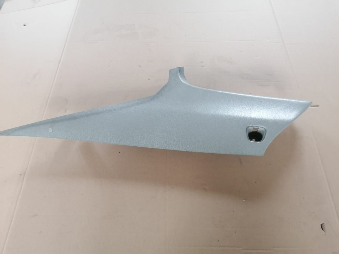 Aizmugurējas salona statnes apdare priekš VOLVO S60 2004