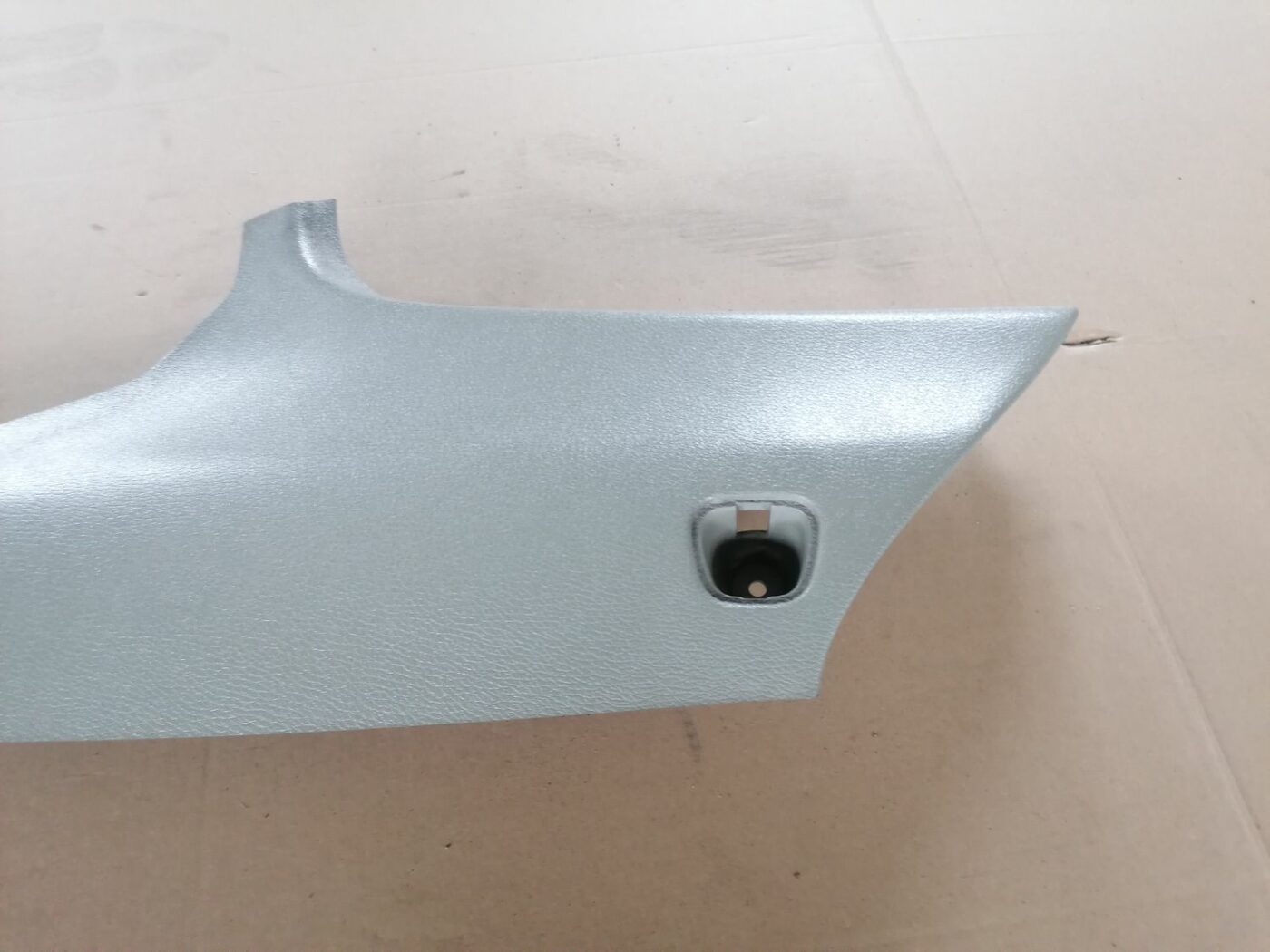 Aizmugurējas salona statnes apdare priekš VOLVO S60 2004