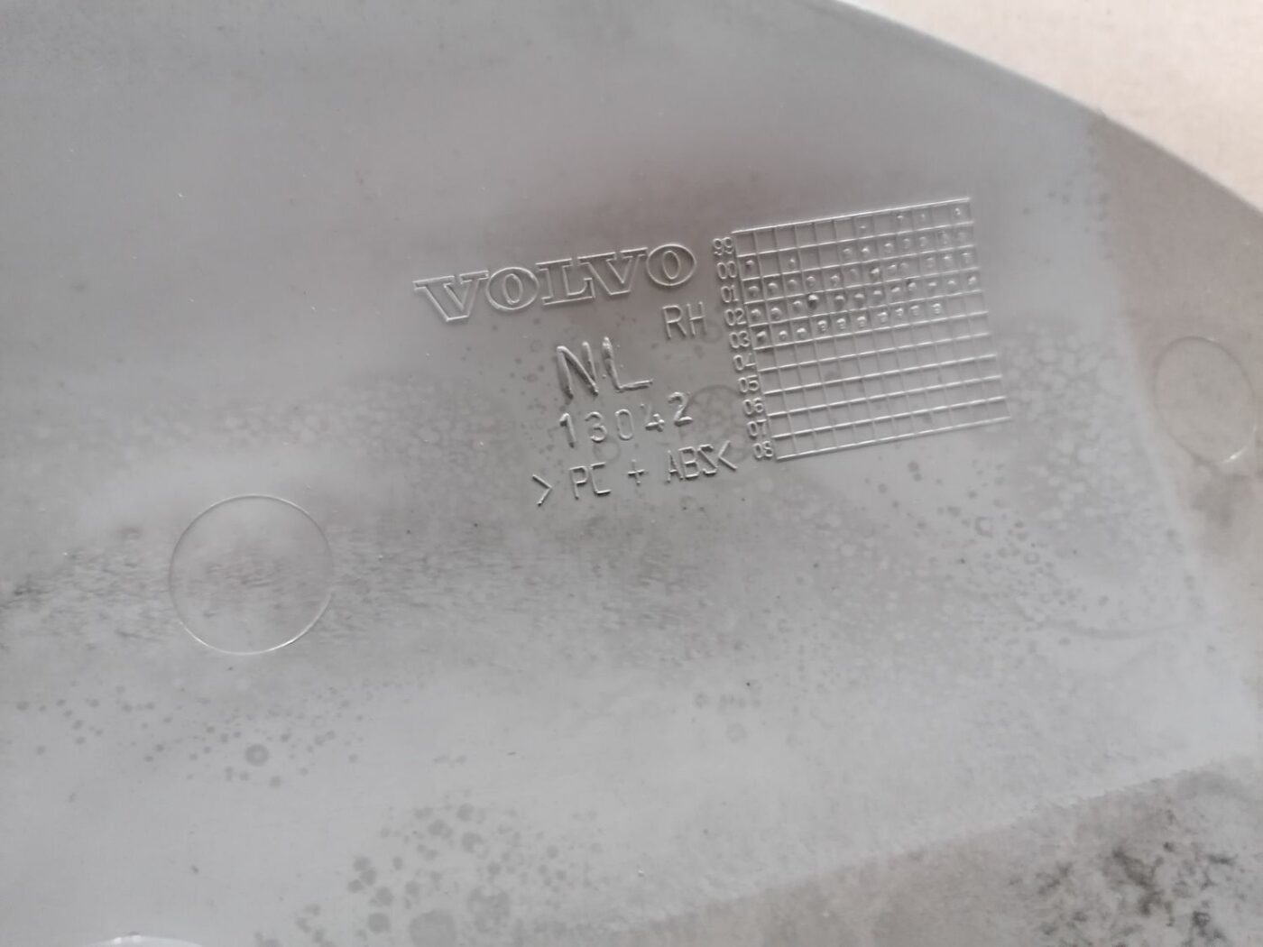 Aizmugurējas salona statnes apdare priekš VOLVO S60 2004