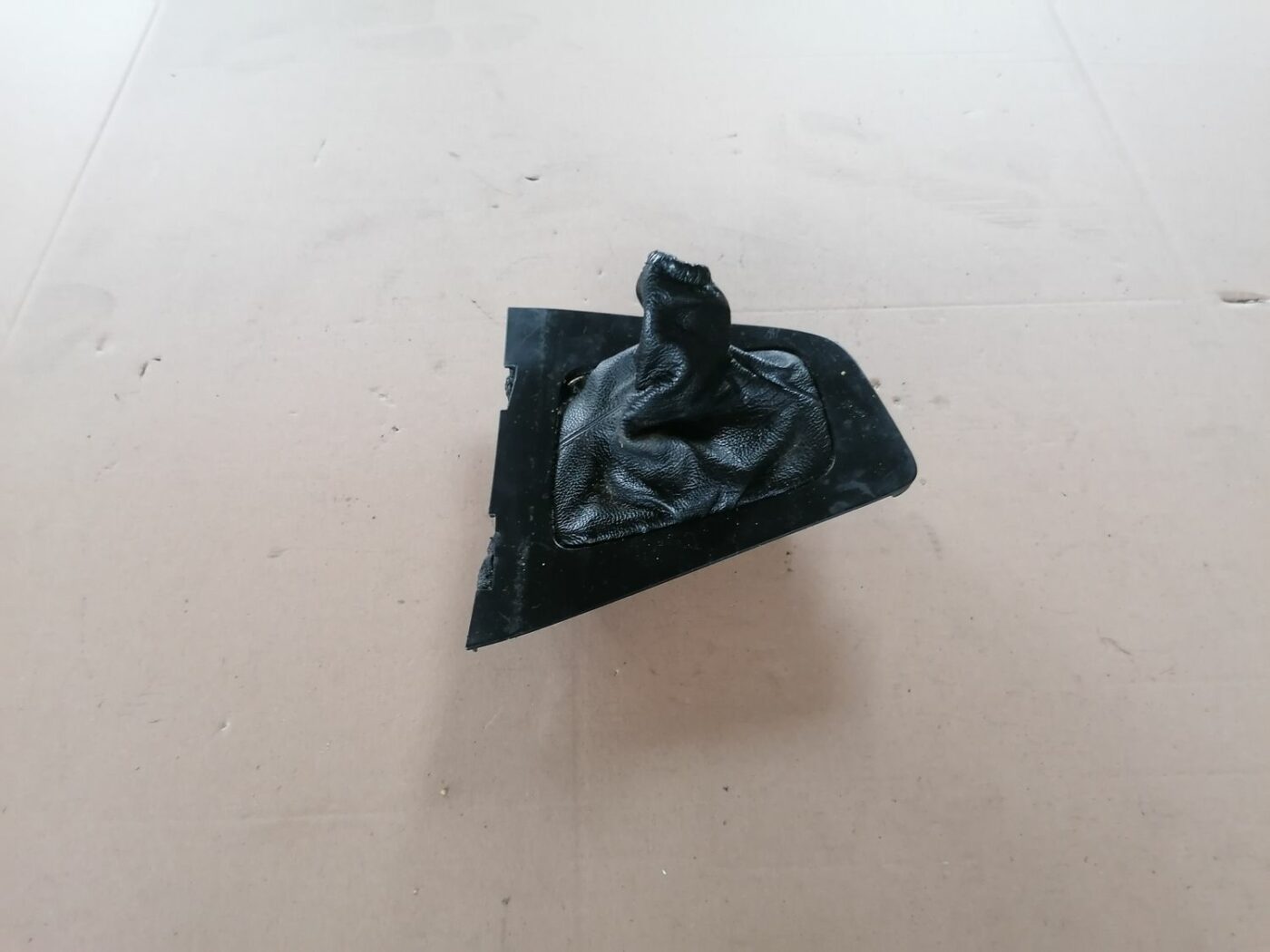 Pārnesumu pārslēgšanas kloķa auduma pārvalks priekš VOLVO S60 2004 1 Pārnesumu pārslēgšanas kloķa auduma pārvalks priekš VOLVO S60 2004