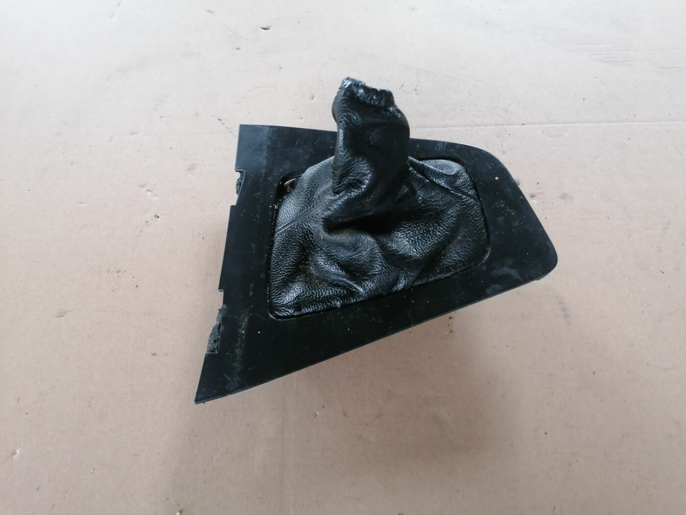 Pārnesumu pārslēgšanas kloķa auduma pārvalks priekš VOLVO S60 2004 2 Pārnesumu pārslēgšanas kloķa auduma pārvalks priekš VOLVO S60 2004