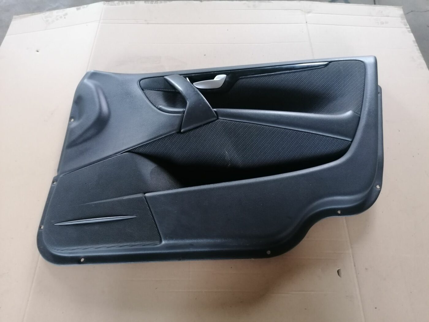 Priekšējo labo durvju apdare priekš VOLVO S60 2004 1 Priekšējo labo durvju apdare priekš VOLVO S60 2004