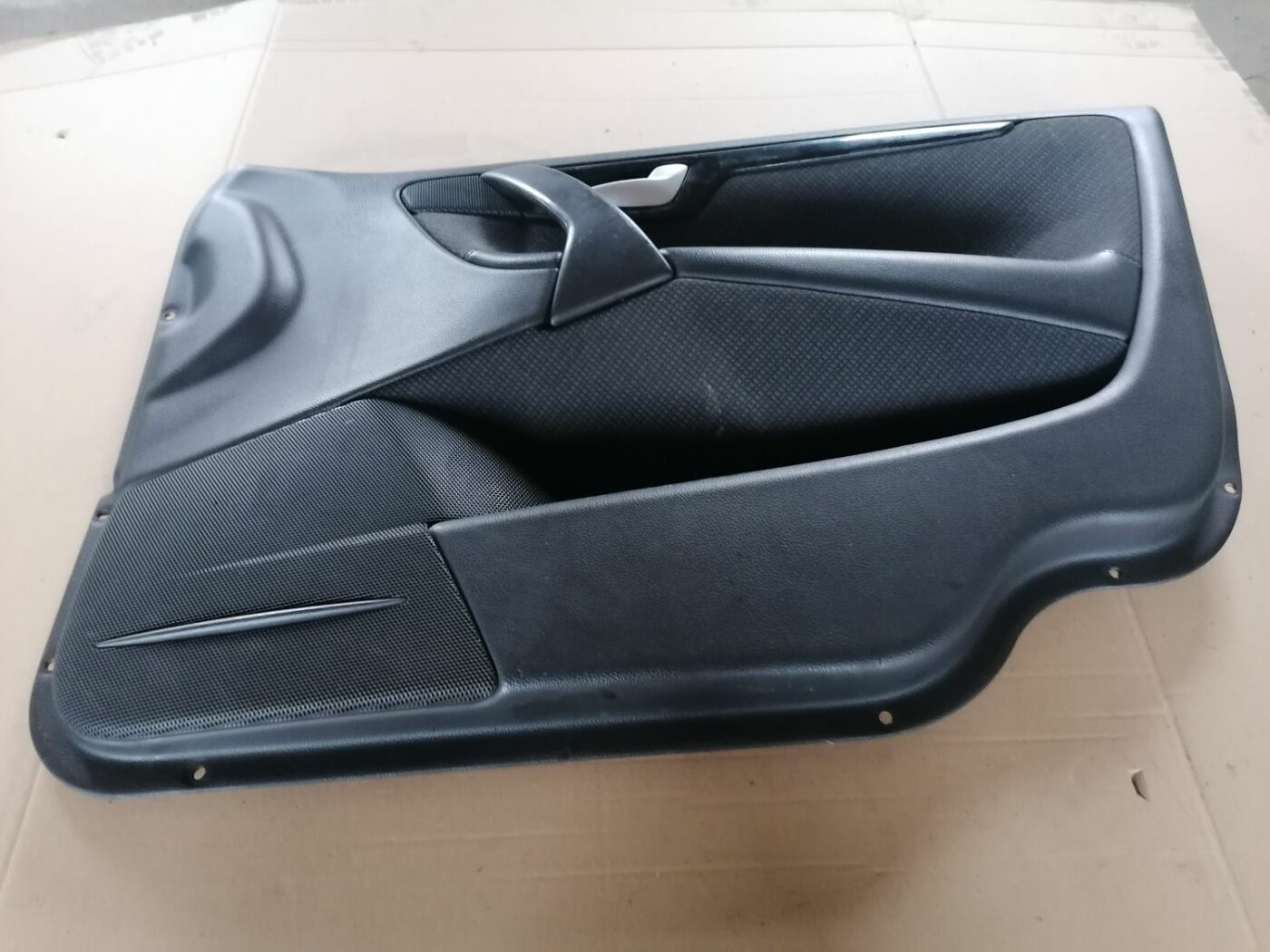 Priekšējo labo durvju apdare priekš VOLVO S60 2004 5 Priekšējo labo durvju apdare priekš VOLVO S60 2004