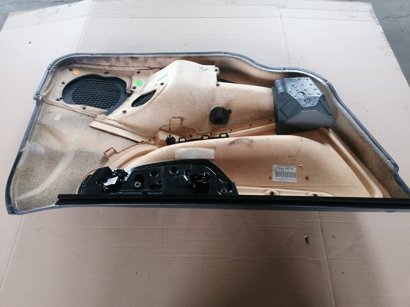 Priekšējo labo durvju apdare priekš VOLVO S60 2004 4 Priekšējo labo durvju apdare priekš VOLVO S60 2004