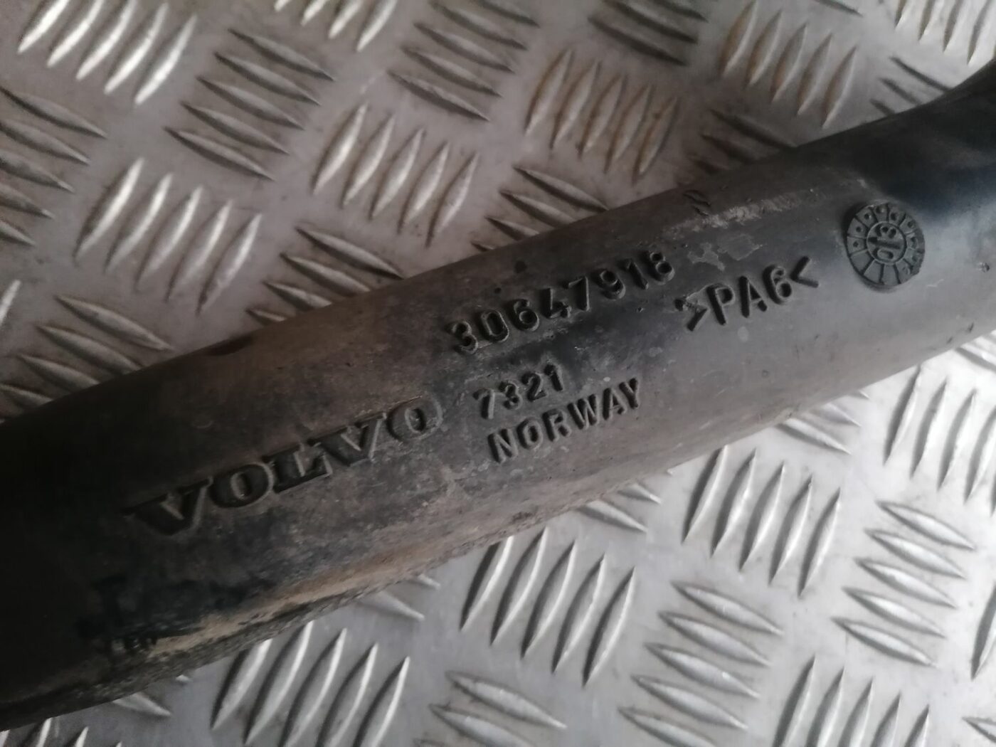 Interkulera caurule priekš VOLVO S60 2004 3 Interkulera caurule priekš VOLVO S60 2004