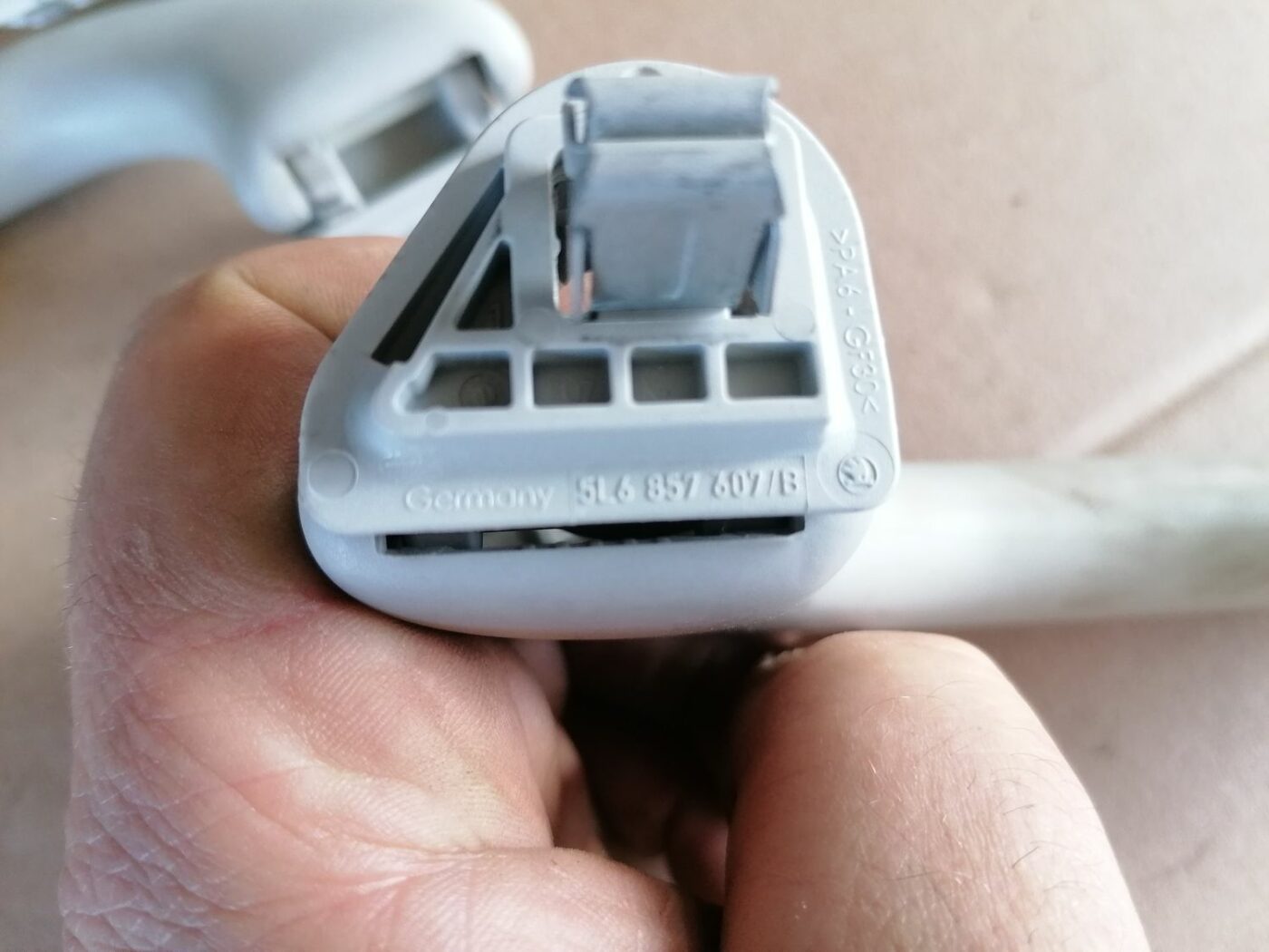 Salona rokturis griestos priekš SKODA YETI 2012 5 Salona rokturis griestos priekš SKODA YETI 2012