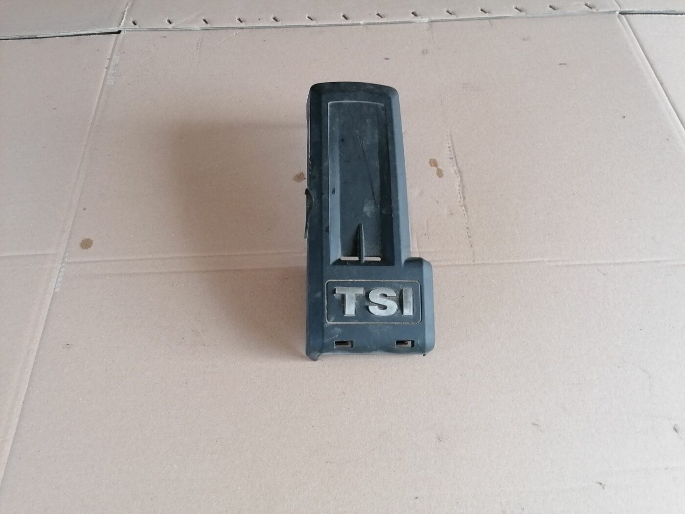 Dzinēja dekoratīva vāka daļa priekš SKODA YETI 2012