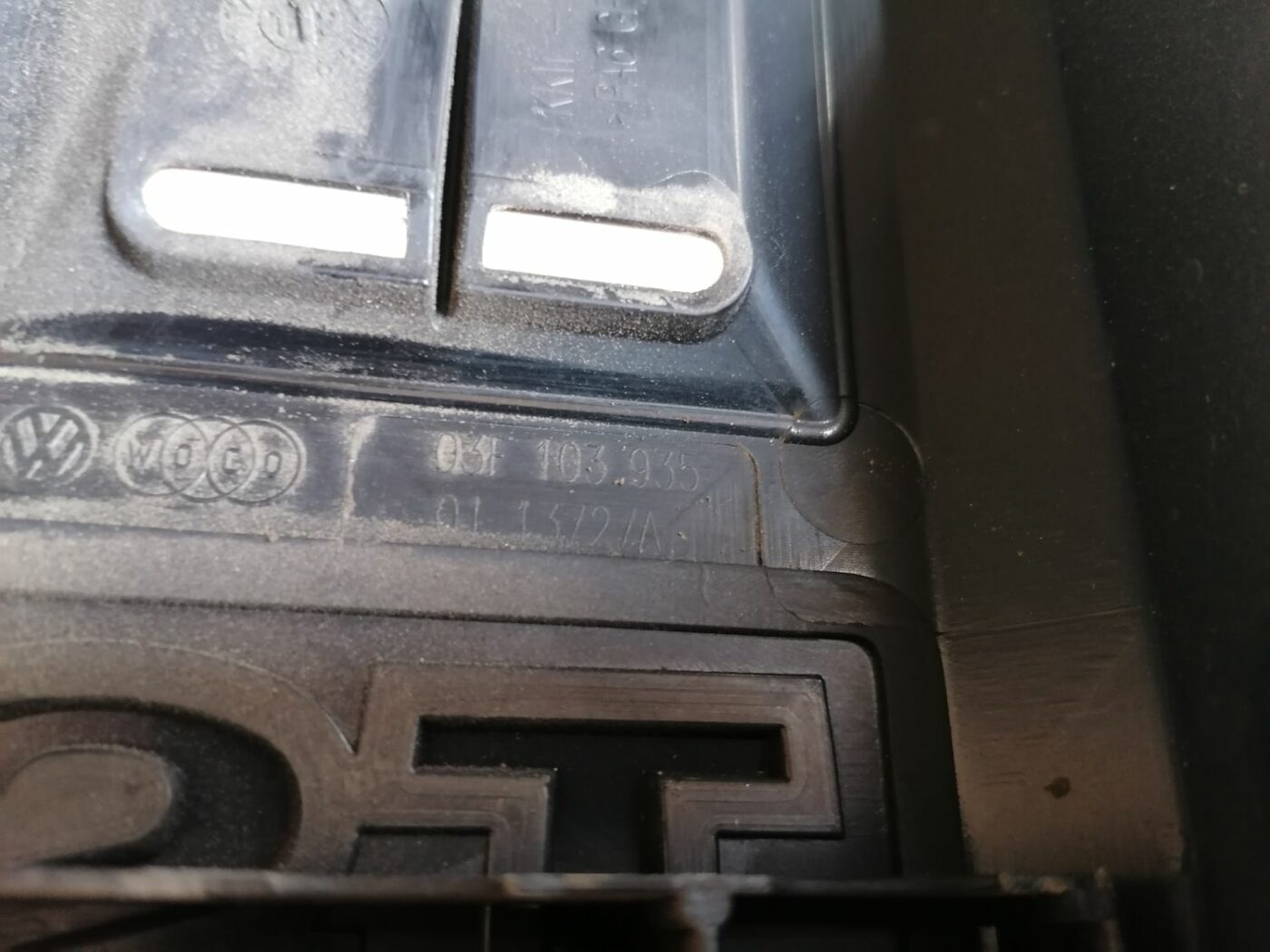 Dzinēja dekoratīva vāka daļa priekš SKODA YETI 2012