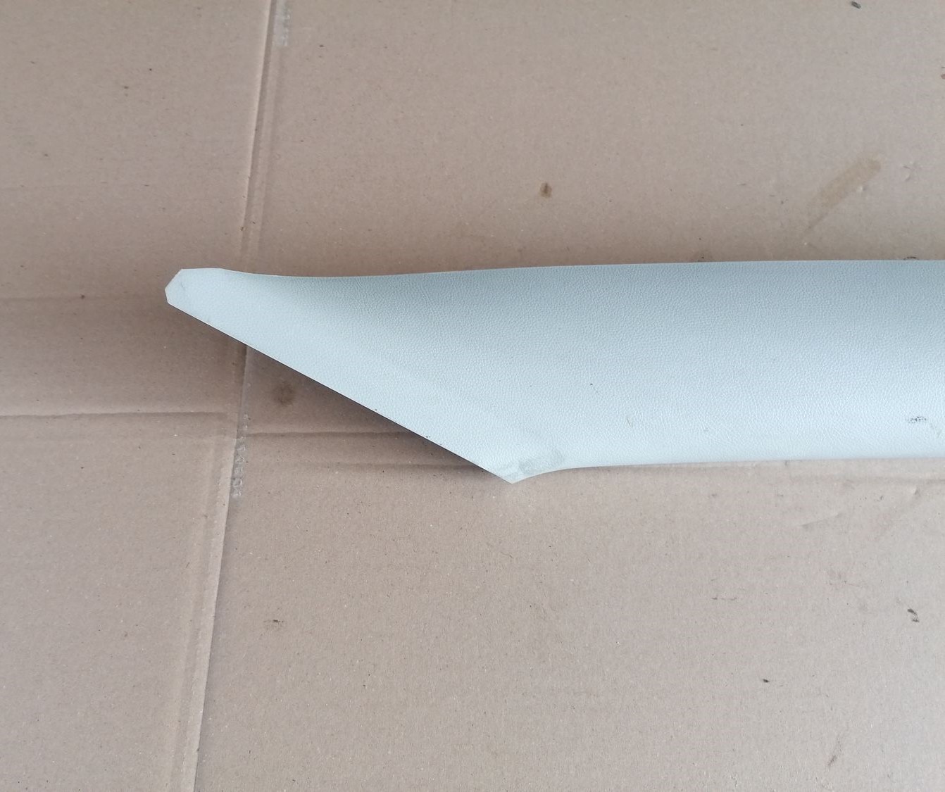 Priekšējas salona statnes apdare priekš SKODA YETI 2012 2 Priekšējas salona statnes apdare priekš SKODA YETI 2012