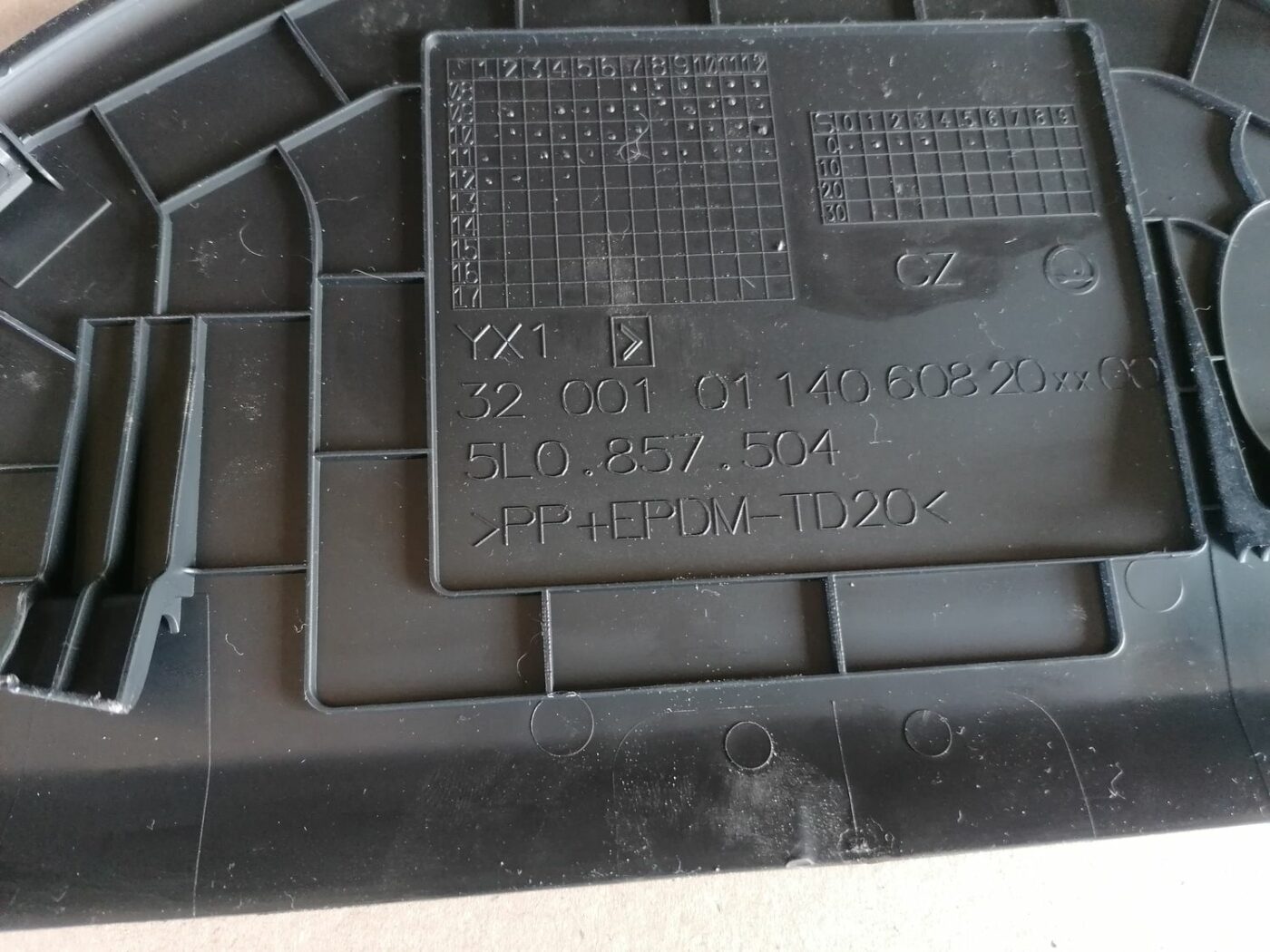 Mērinstrumentu paneļa sānu apdare priekš SKODA YETI 2012 3 Mērinstrumentu paneļa sānu apdare priekš SKODA YETI 2012