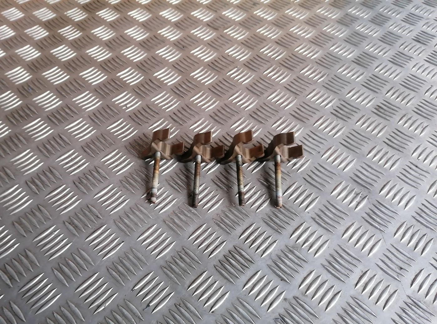 Degvielas smidzinātāja sprauslas turētājs priekš BMW 1 E87 2007 GRAPHITE 1 Degvielas smidzinātāja sprauslas turētājs priekš BMW 1 E87 2007 GRAPHITE