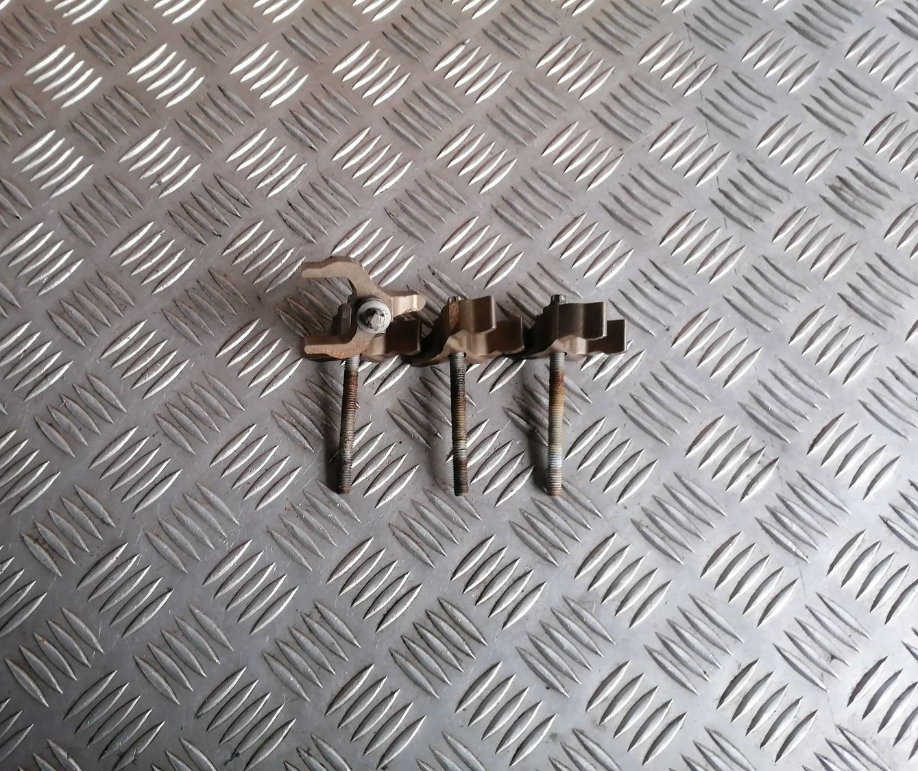 Degvielas smidzinātāja sprauslas turētājs priekš BMW 1 E87 2007 GRAPHITE 3 Degvielas smidzinātāja sprauslas turētājs priekš BMW 1 E87 2007 GRAPHITE