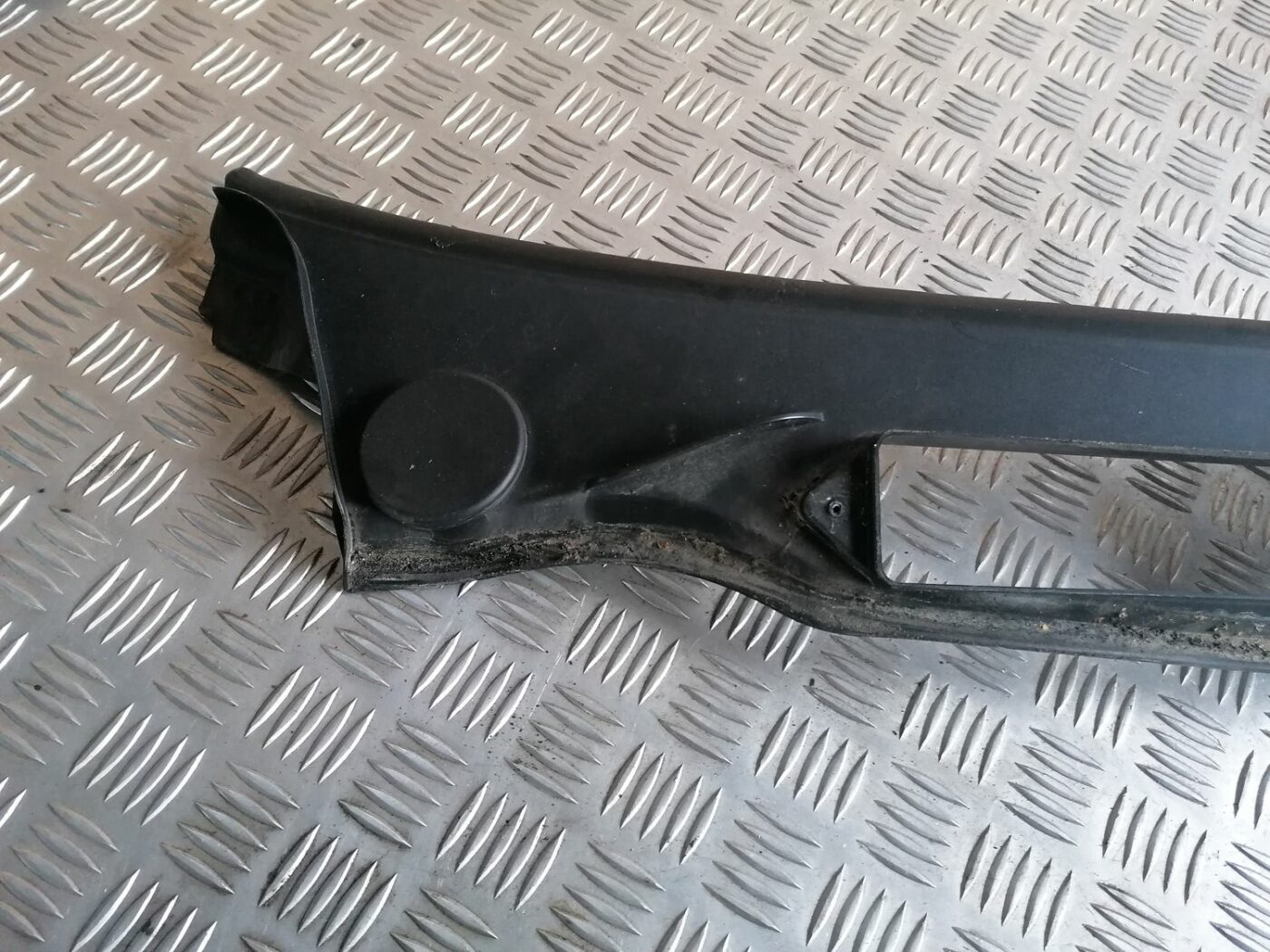 Vējstikla uzlikas (deflektora) režģis priekš BMW 1 E87 2007 GRAPHITE 2 Vējstikla uzlikas (deflektora) režģis priekš BMW 1 E87 2007 GRAPHITE