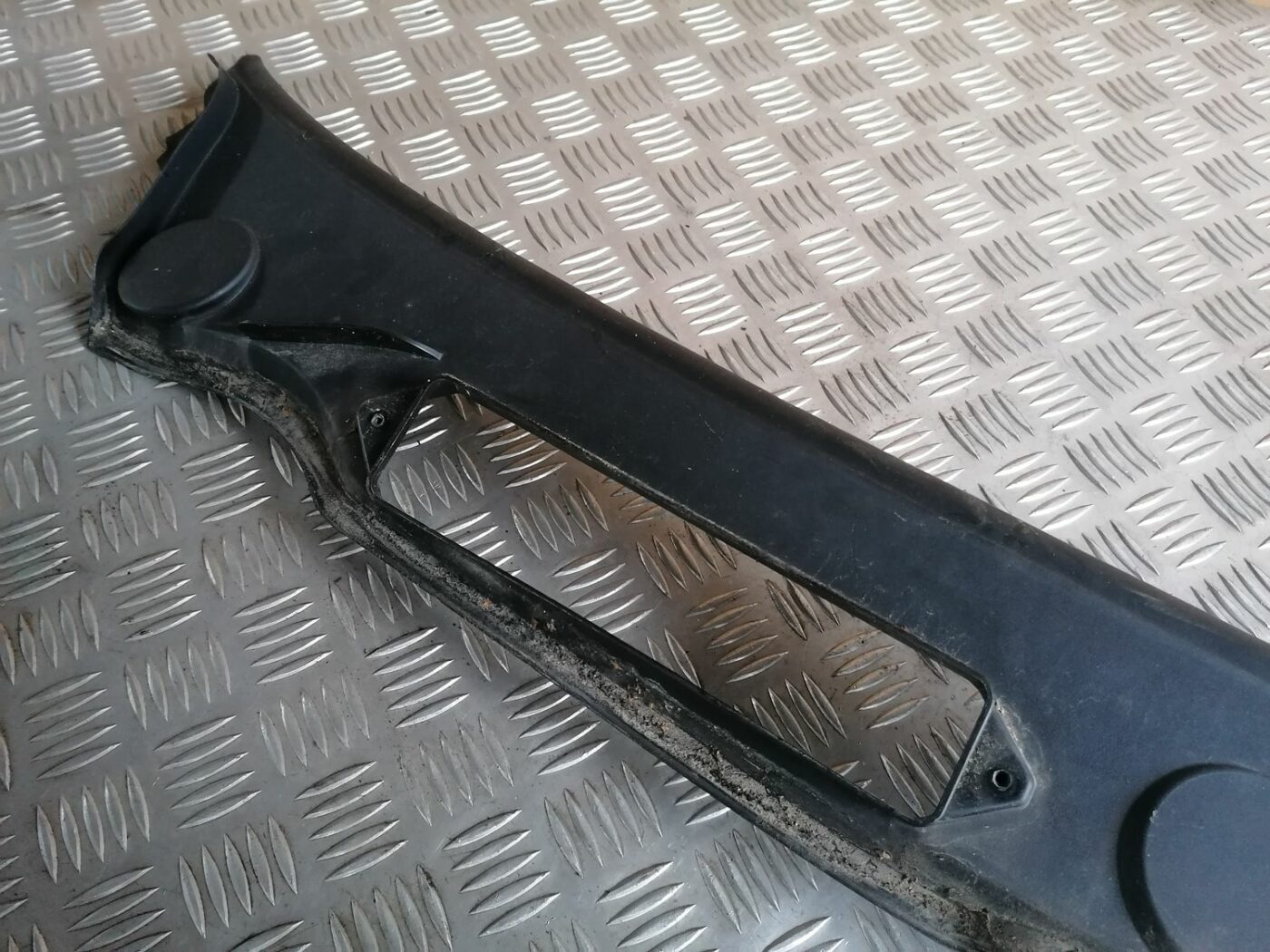 Vējstikla uzlikas (deflektora) režģis priekš BMW 1 E87 2007 GRAPHITE 6 Vējstikla uzlikas (deflektora) režģis priekš BMW 1 E87 2007 GRAPHITE