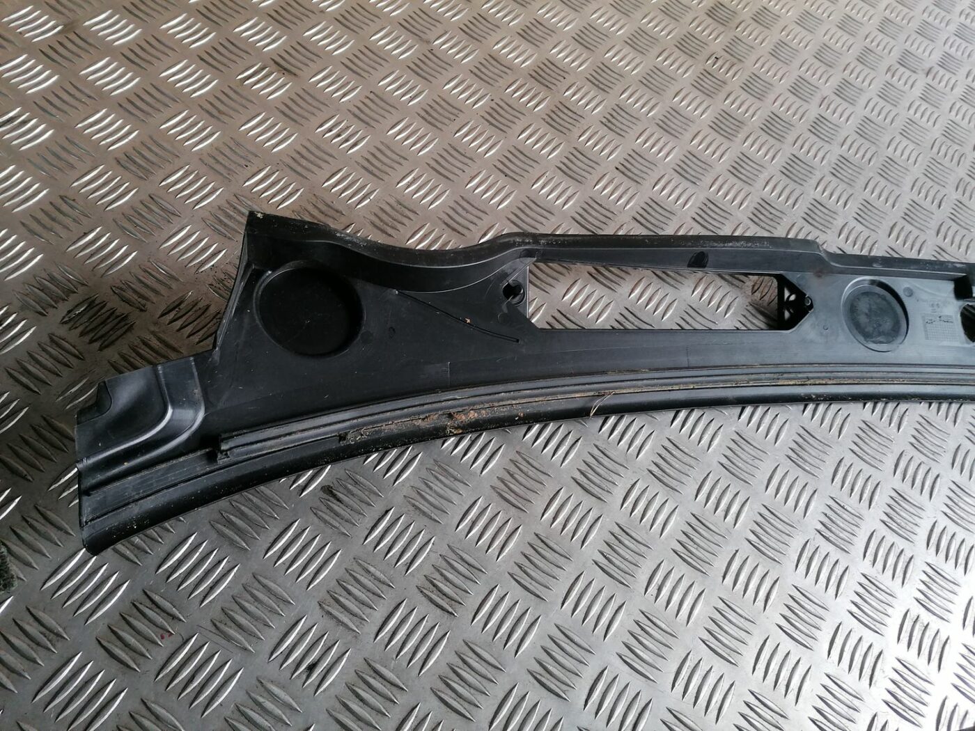 Vējstikla uzlikas (deflektora) režģis priekš BMW 1 E87 2007 GRAPHITE 5 Vējstikla uzlikas (deflektora) režģis priekš BMW 1 E87 2007 GRAPHITE