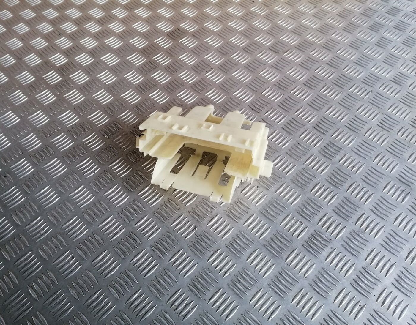 Drošinātāju kārbas korpuss priekš BMW 1 E87 2007 GRAPHITE 1 Drošinātāju kārbas korpuss priekš BMW 1 E87 2007 GRAPHITE