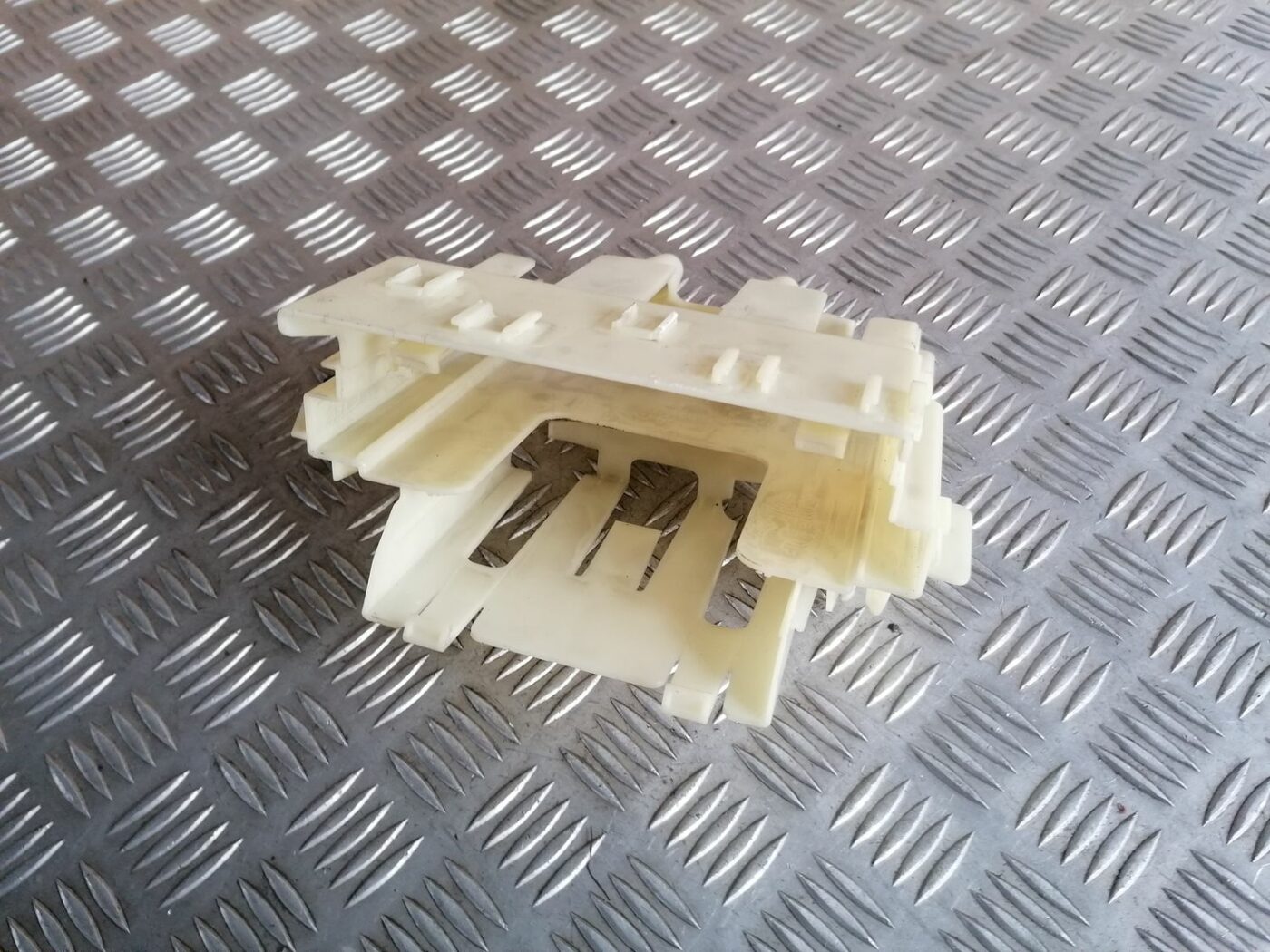 Drošinātāju kārbas korpuss priekš BMW 1 E87 2007 GRAPHITE 2 Drošinātāju kārbas korpuss priekš BMW 1 E87 2007 GRAPHITE