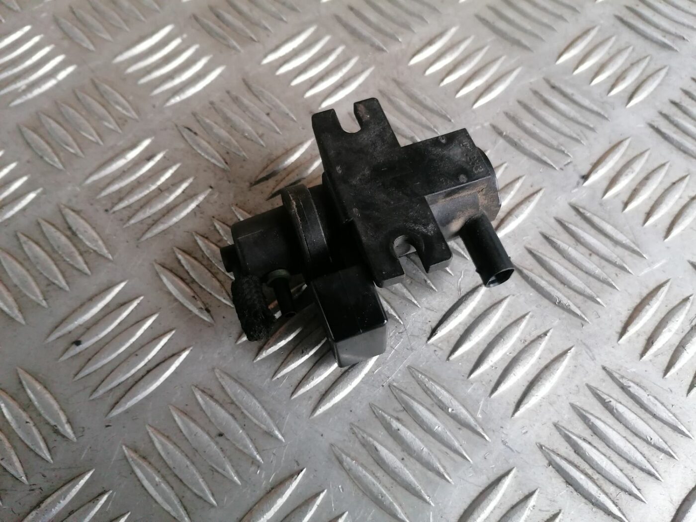 Solenoīda vakuuma vārsts priekš BMW 1 E87 2007 GRAPHITE 3 Solenoīda vakuuma vārsts priekš BMW 1 E87 2007 GRAPHITE