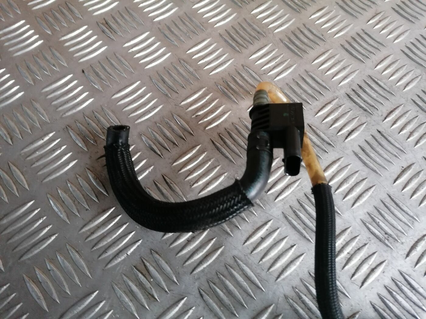 Degvielas caurule priekš BMW 1 E87 2007 GRAPHITE 2 Degvielas caurule priekš BMW 1 E87 2007 GRAPHITE